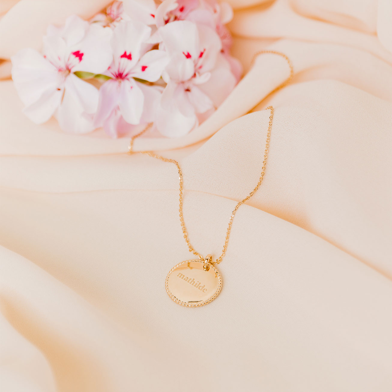 Collier médaille perlée prénom