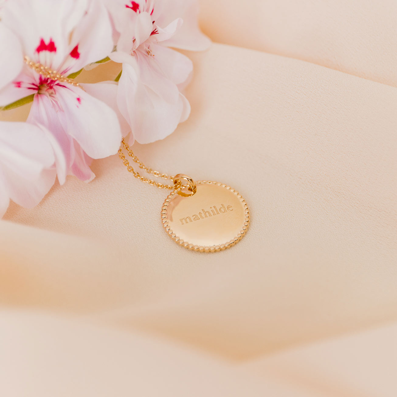 Collier médaille perlée prénom