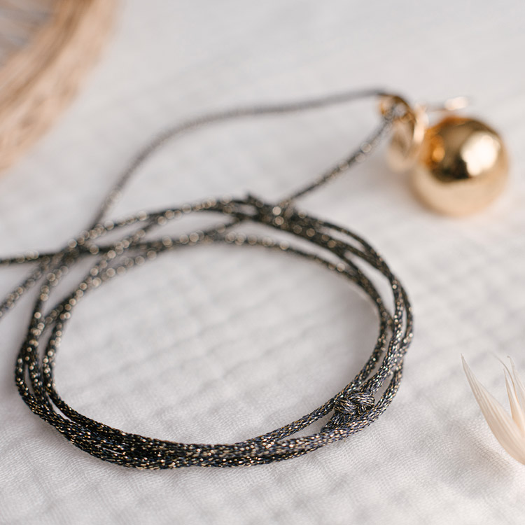 collier femme enceinte doré