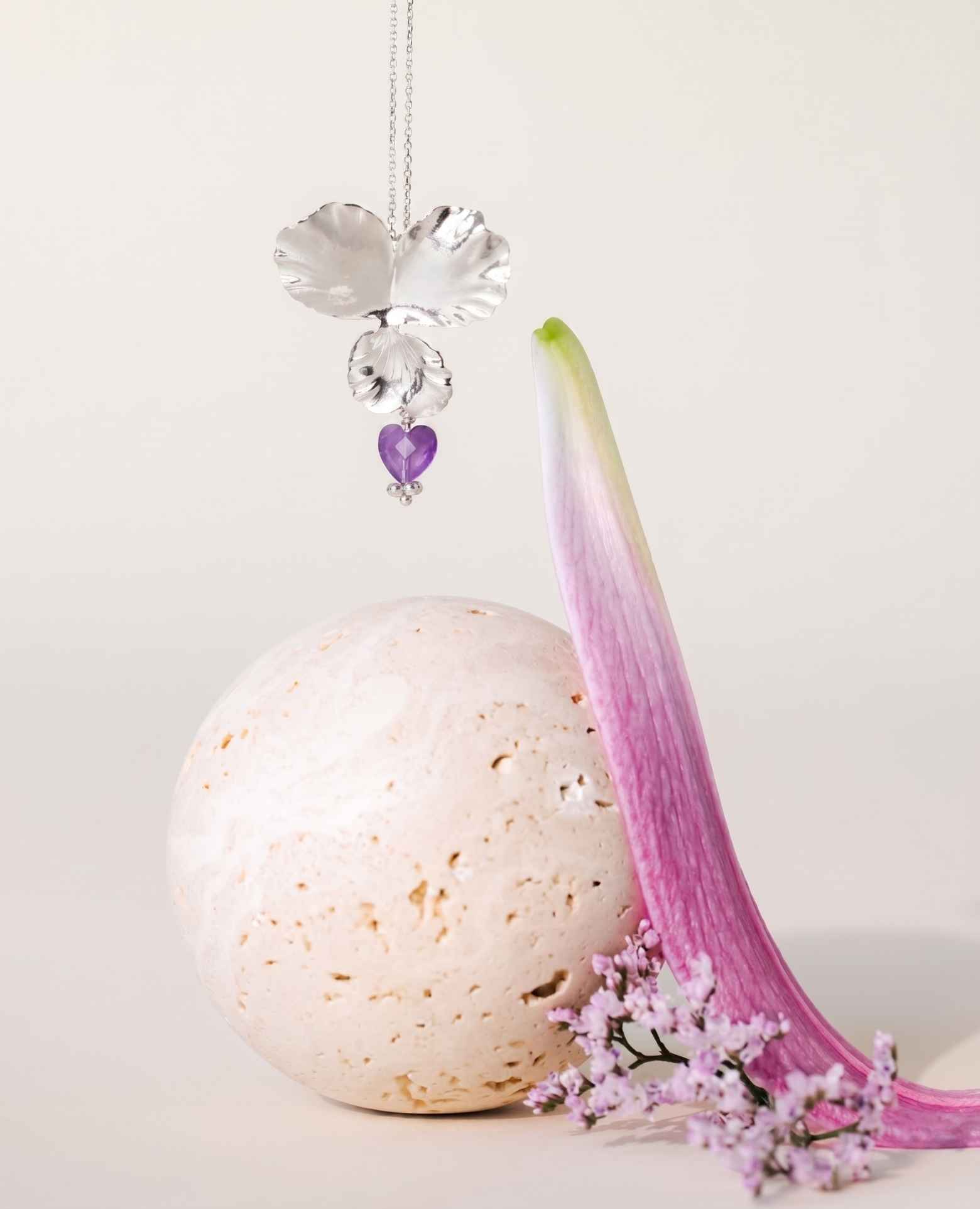 Collier <i>Pensée</i> et son cœur d'améthyste