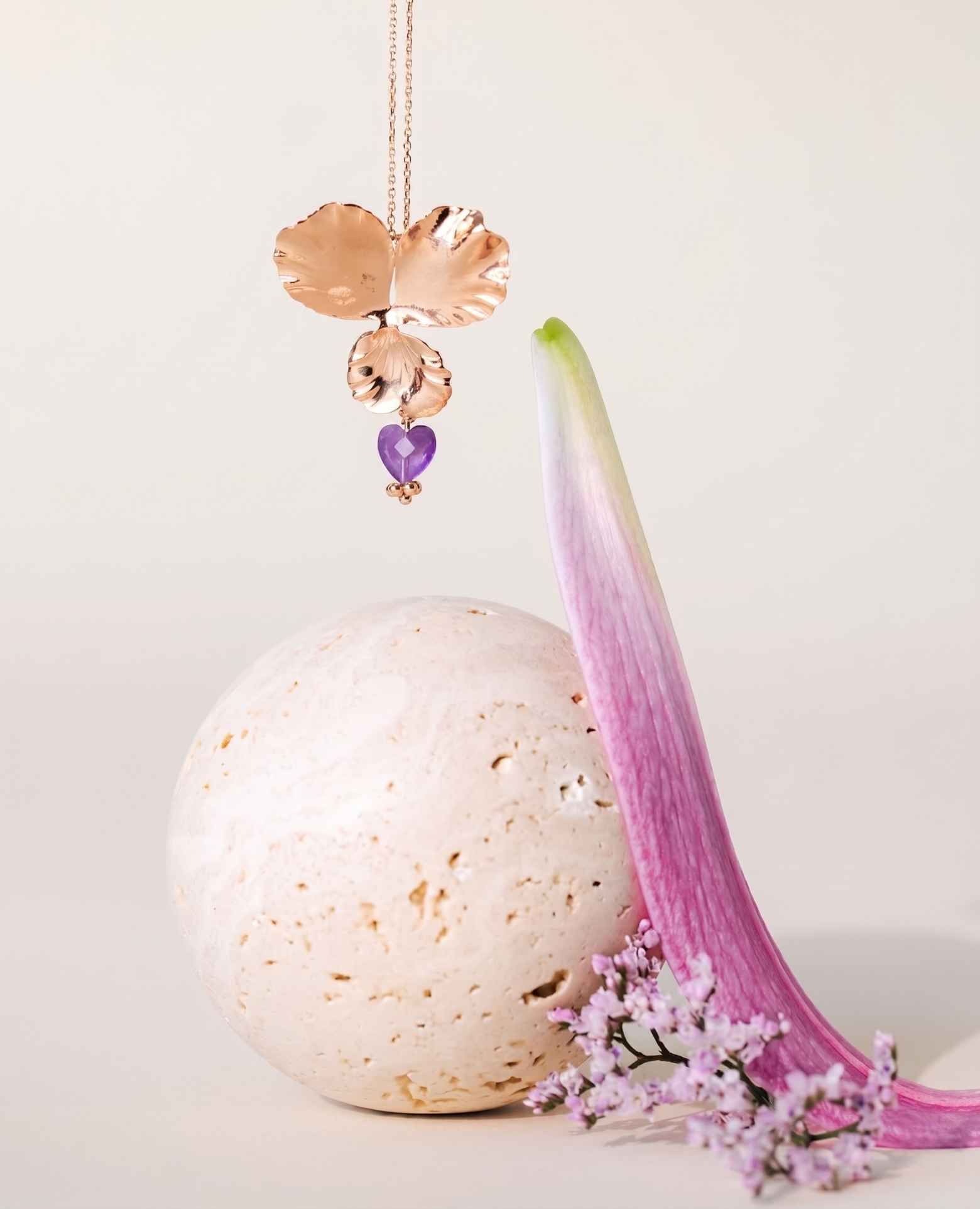 Collier <i>Pensée</i> et son cœur d'améthyste