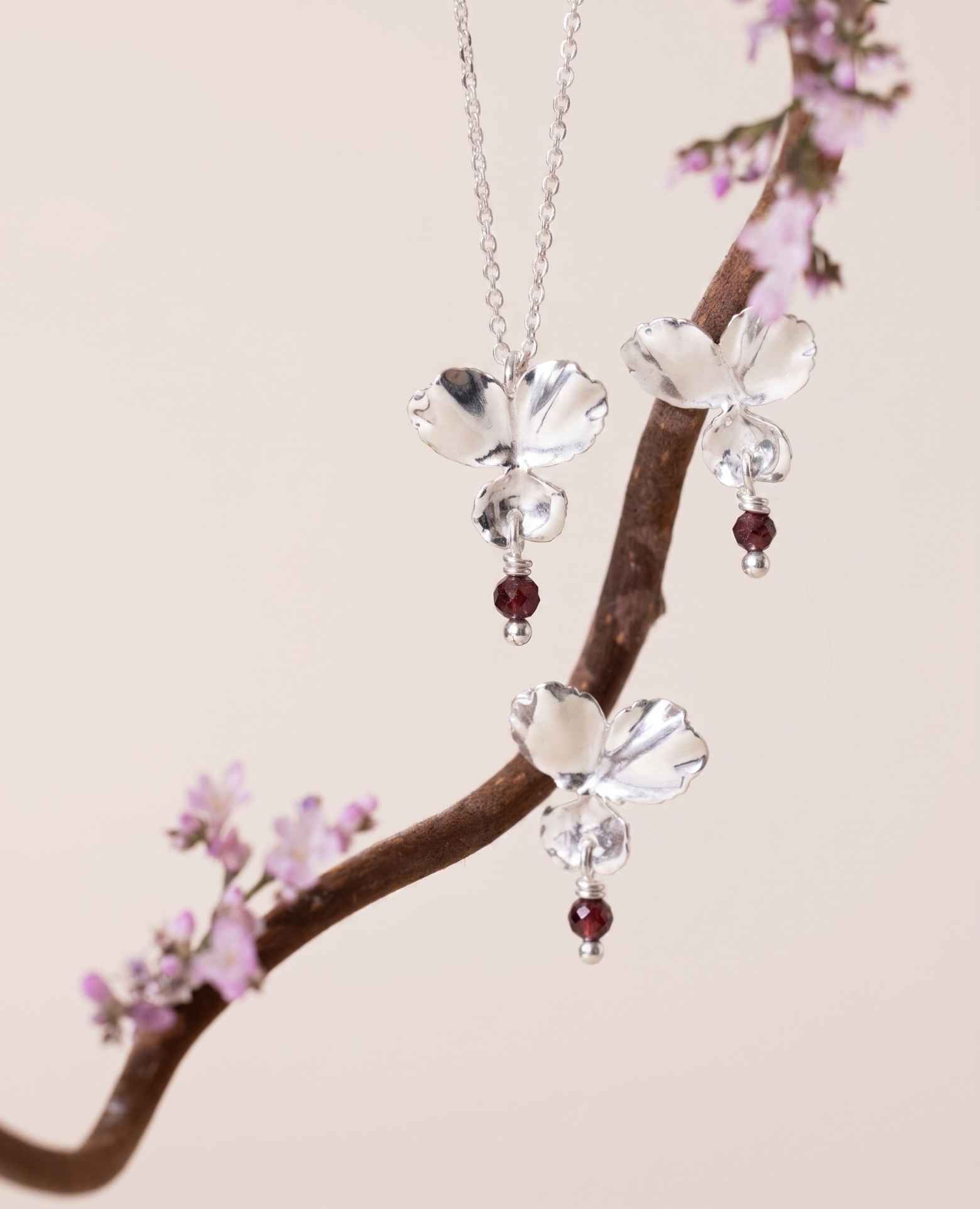 Collier fleur <i>Pensée</i> et pierre de grenat