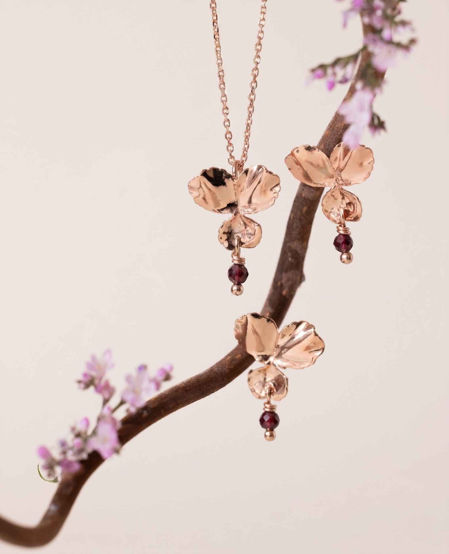 Collier fleur <i>Pensée</i> et pierre de grenat