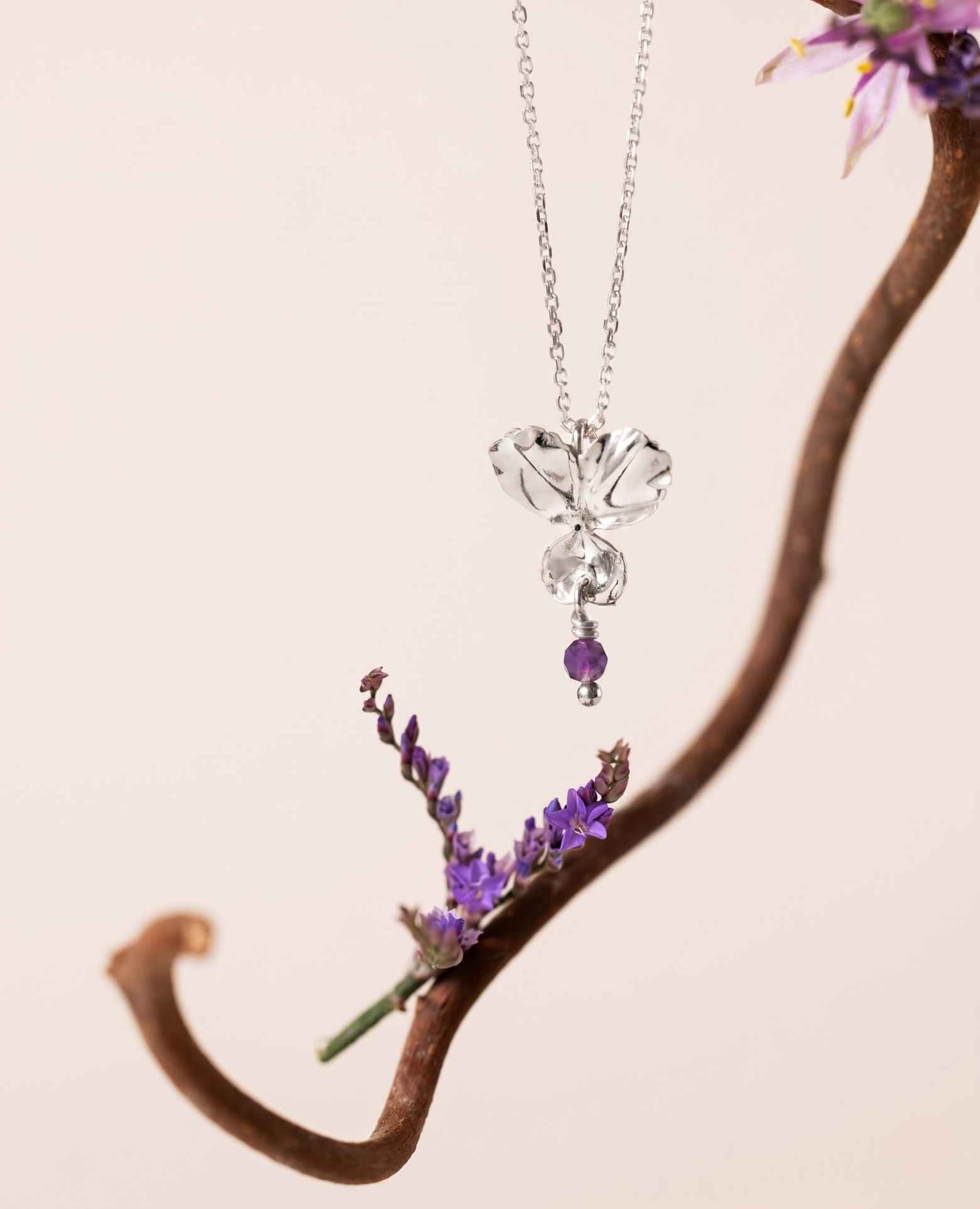 Pendentif fleur <i>Pensée</i> et pierre d'améthyst