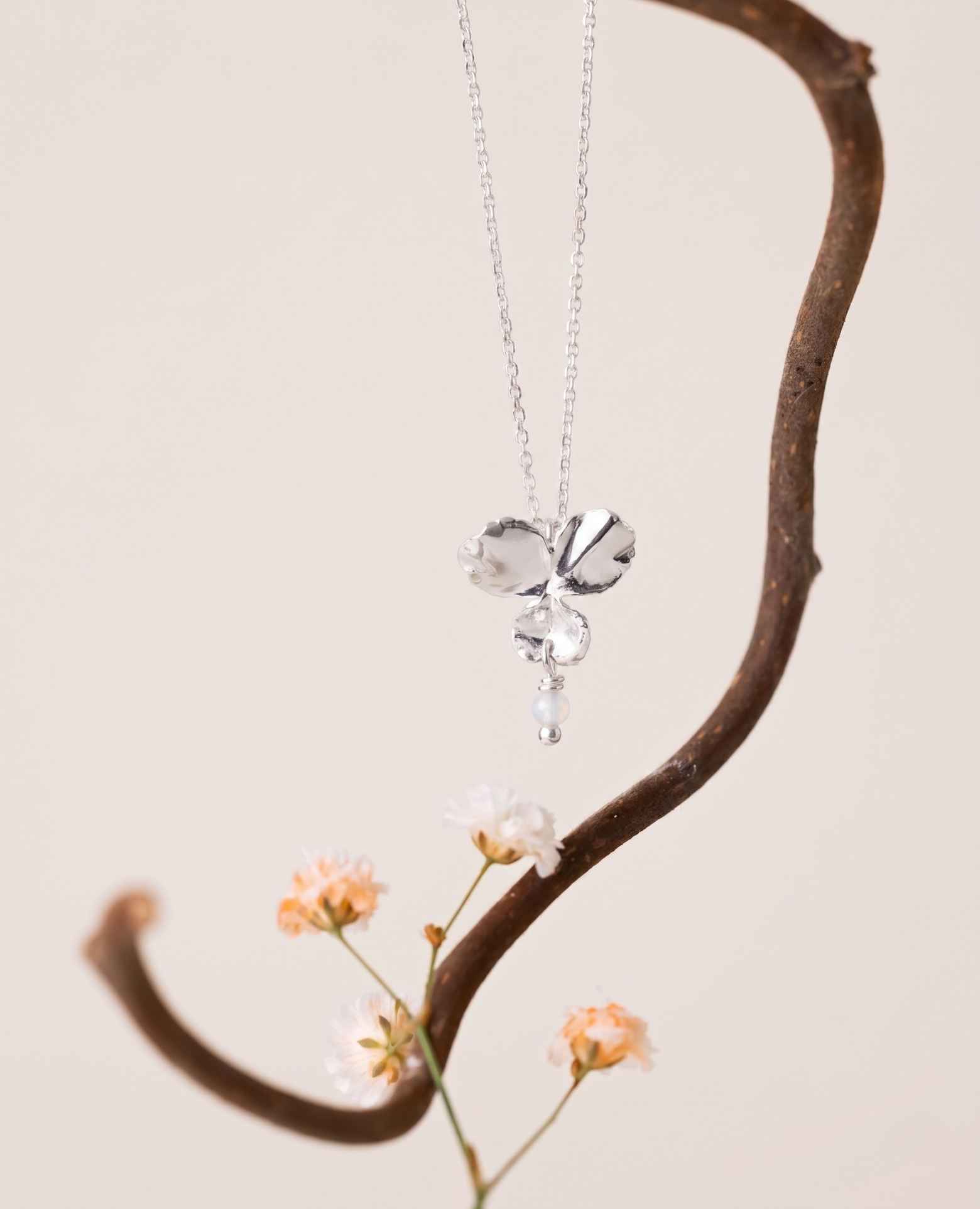 Collier fleur Pensée et pierre de lune