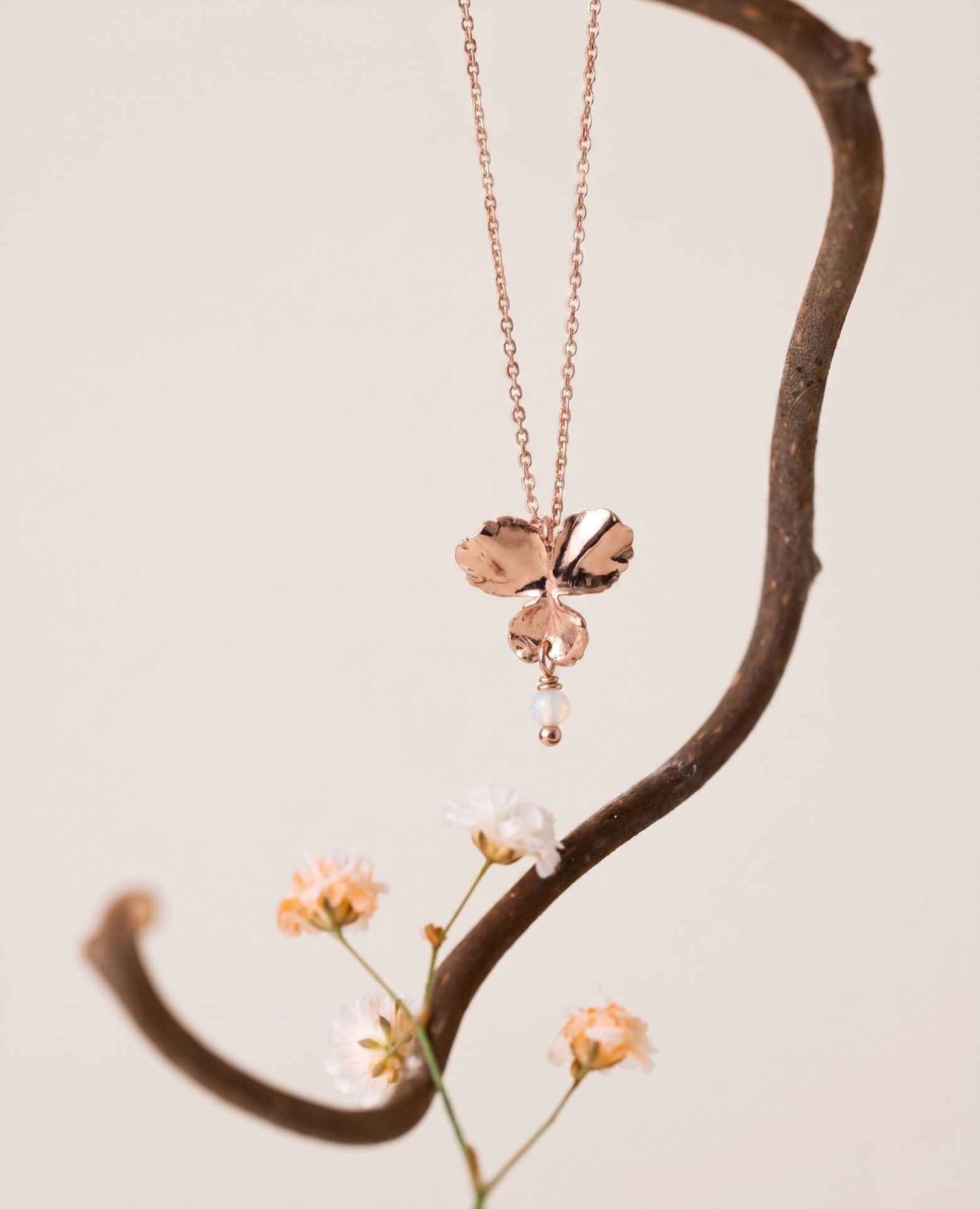 Collier fleur Pensée et pierre de lune