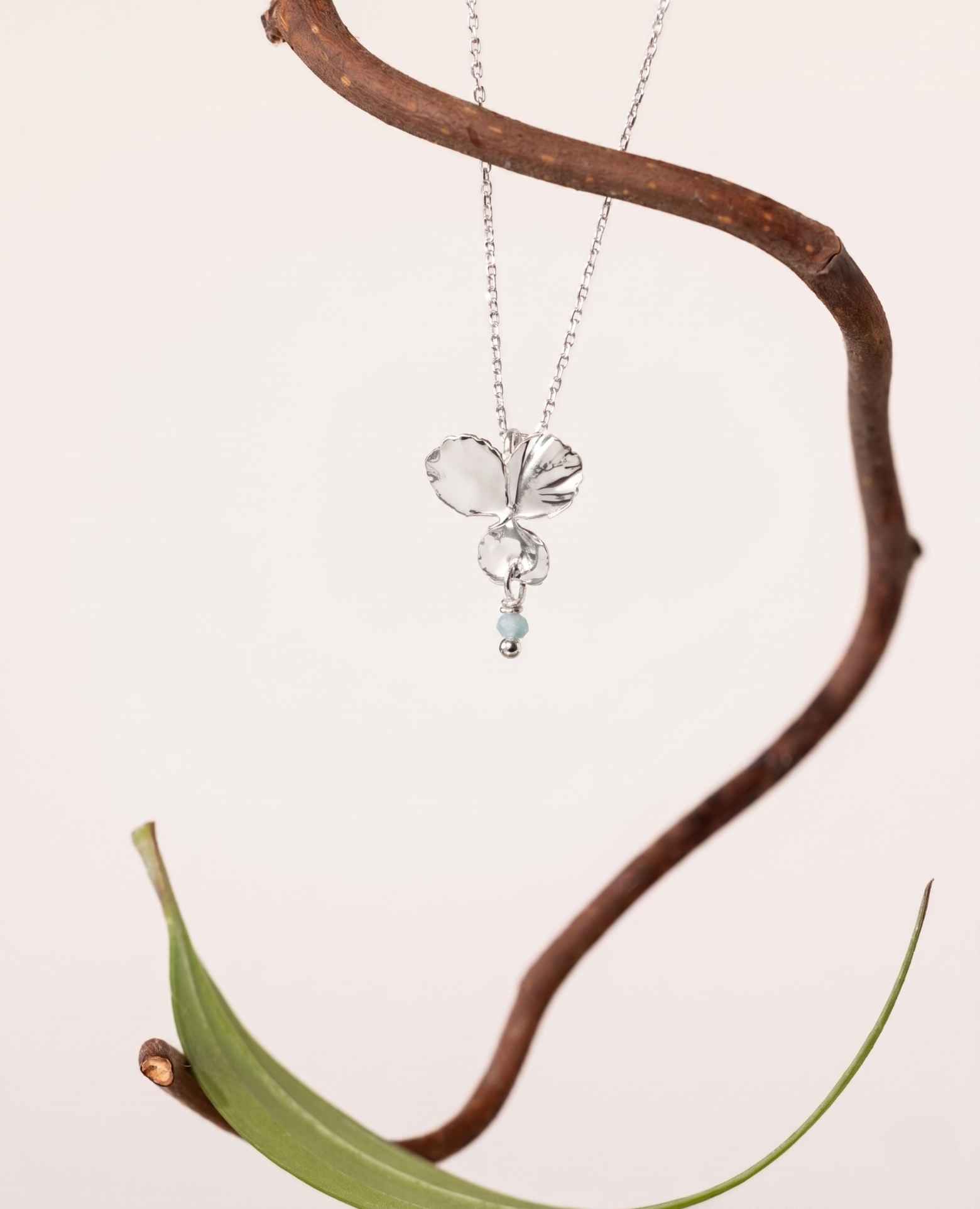 Pendentif <i>Pensée</i> fleur et pierre d'Emeraude