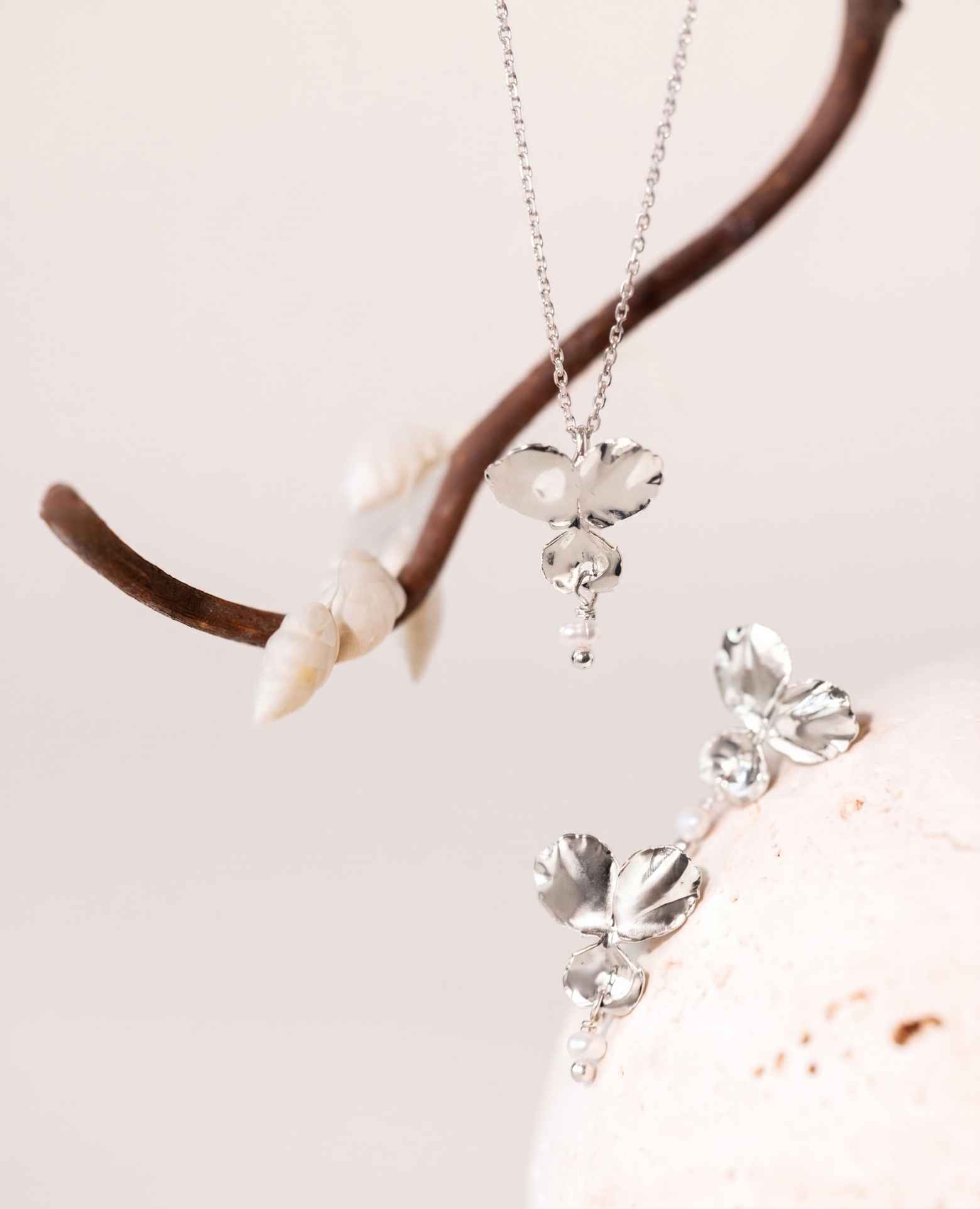 Collier fleur <i>Pensée</i> et sa perle de nacre