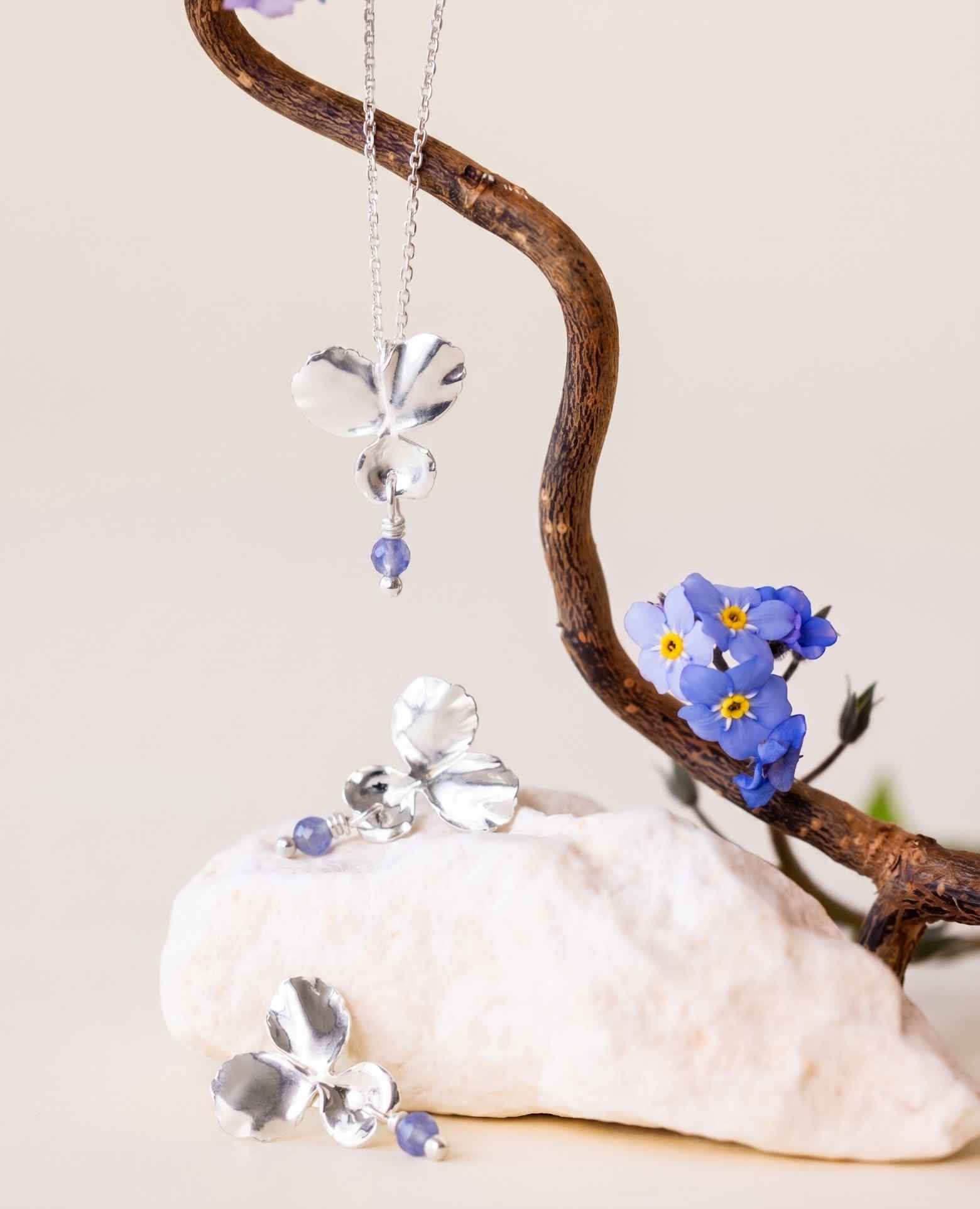Collier fleur <i>Pensée</i> et pierre Tanzanite