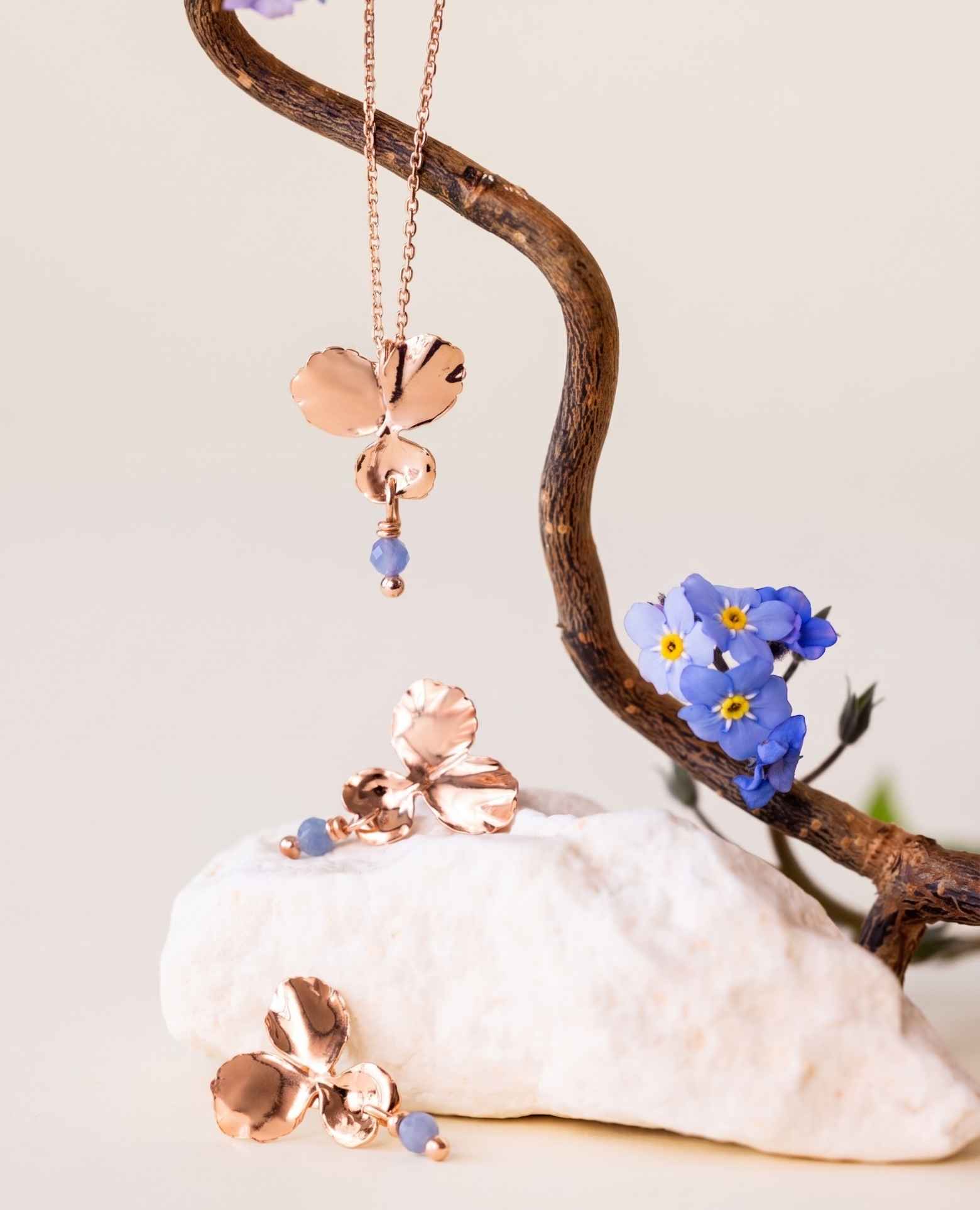 Collier fleur <i>Pensée</i> et pierre Tanzanite