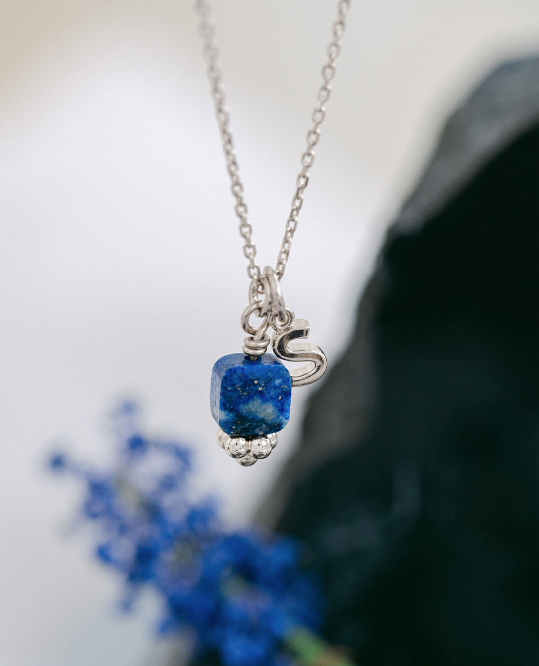 Collier argent initiale et pierre <i>Lapis lazuli<
