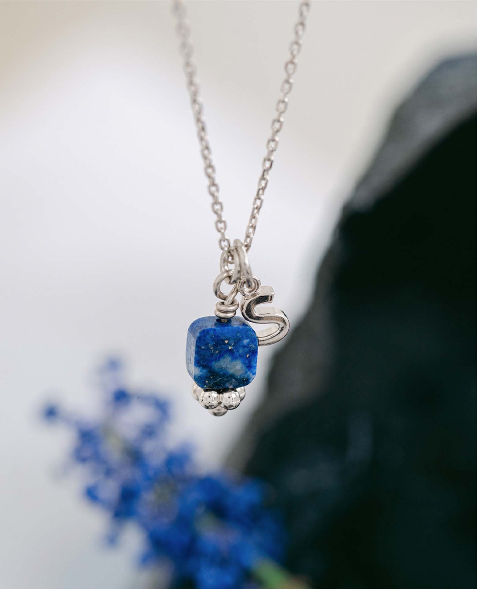 Collier argent initiale et pierre <i>Lapis lazuli<