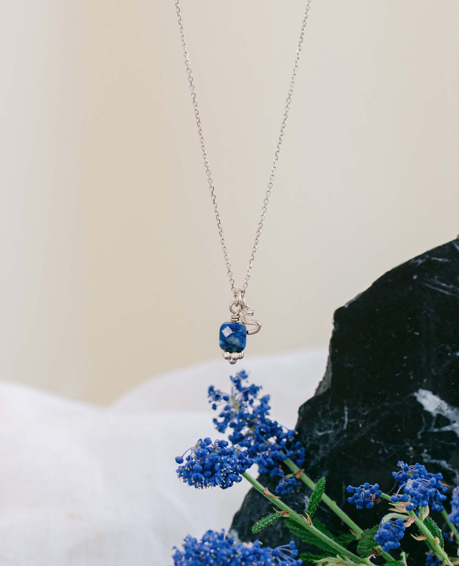 Collier argent initiale et pierre <i>Lapis lazuli<