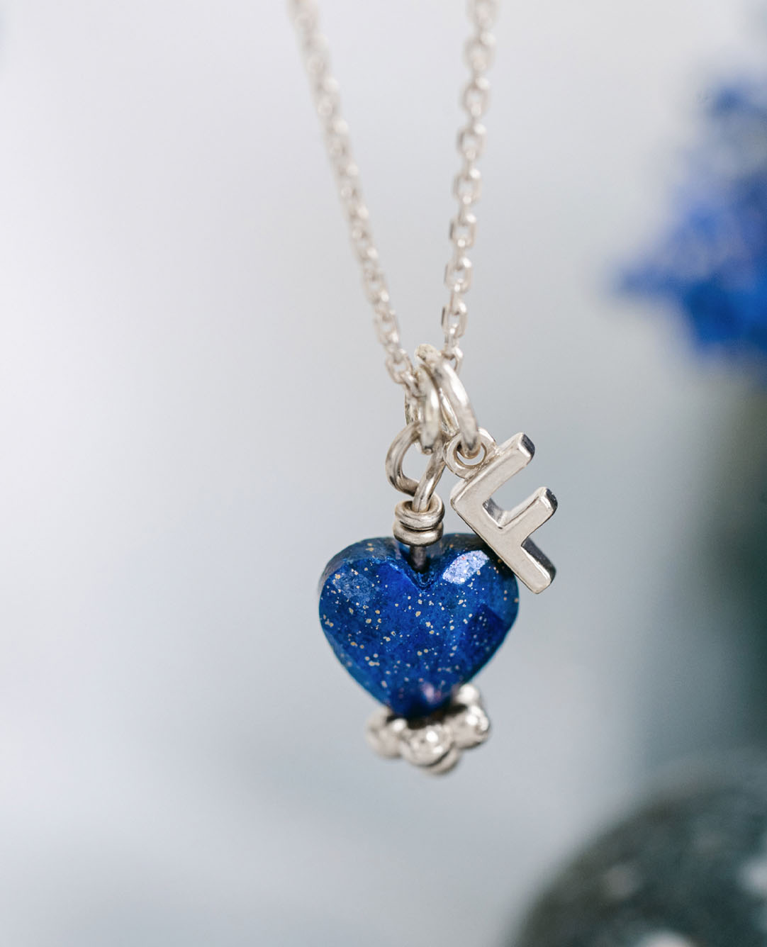Pendentif lettrine argent et pierre <i>lapis coeur