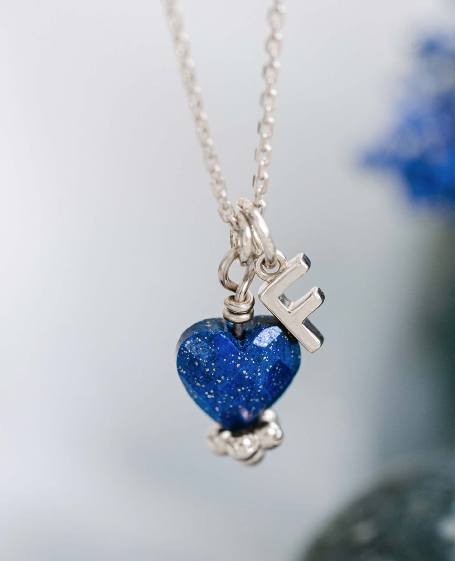 Pendentif lettrine argent et pierre <i>lapis coeur