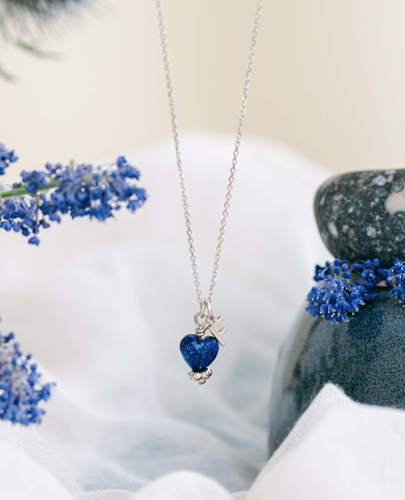 Pendentif lettrine argent et pierre <i>lapis coeur