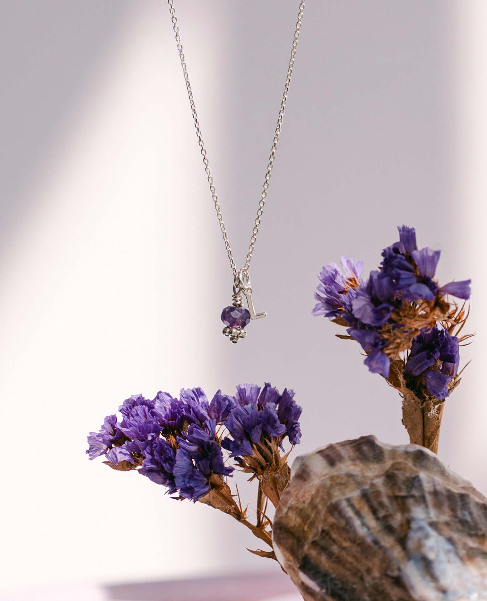 Pendentif initiale personnalisé <i>Améthyste</i> a