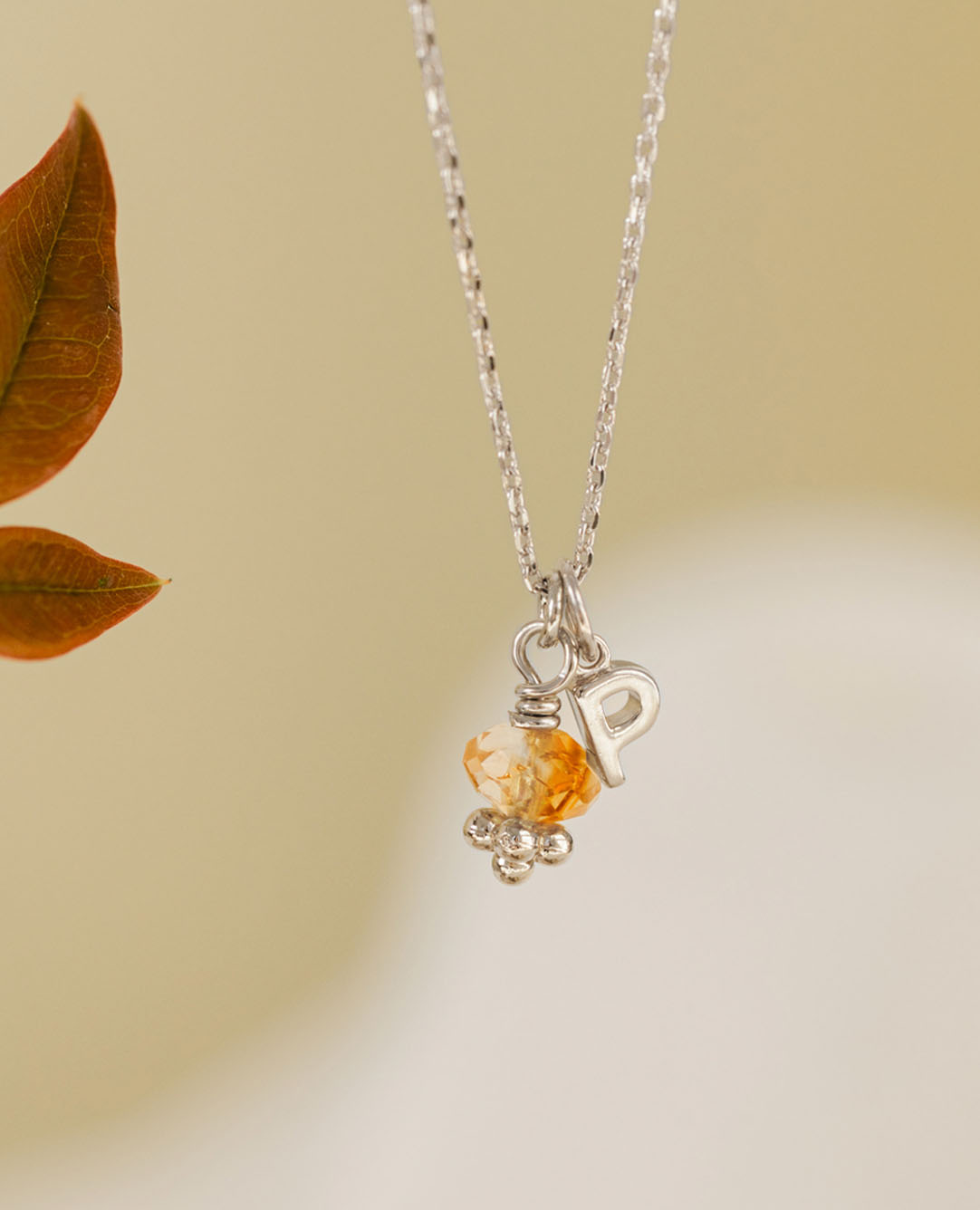 Collier pierre de <i>Citrine</i> et initiale argen