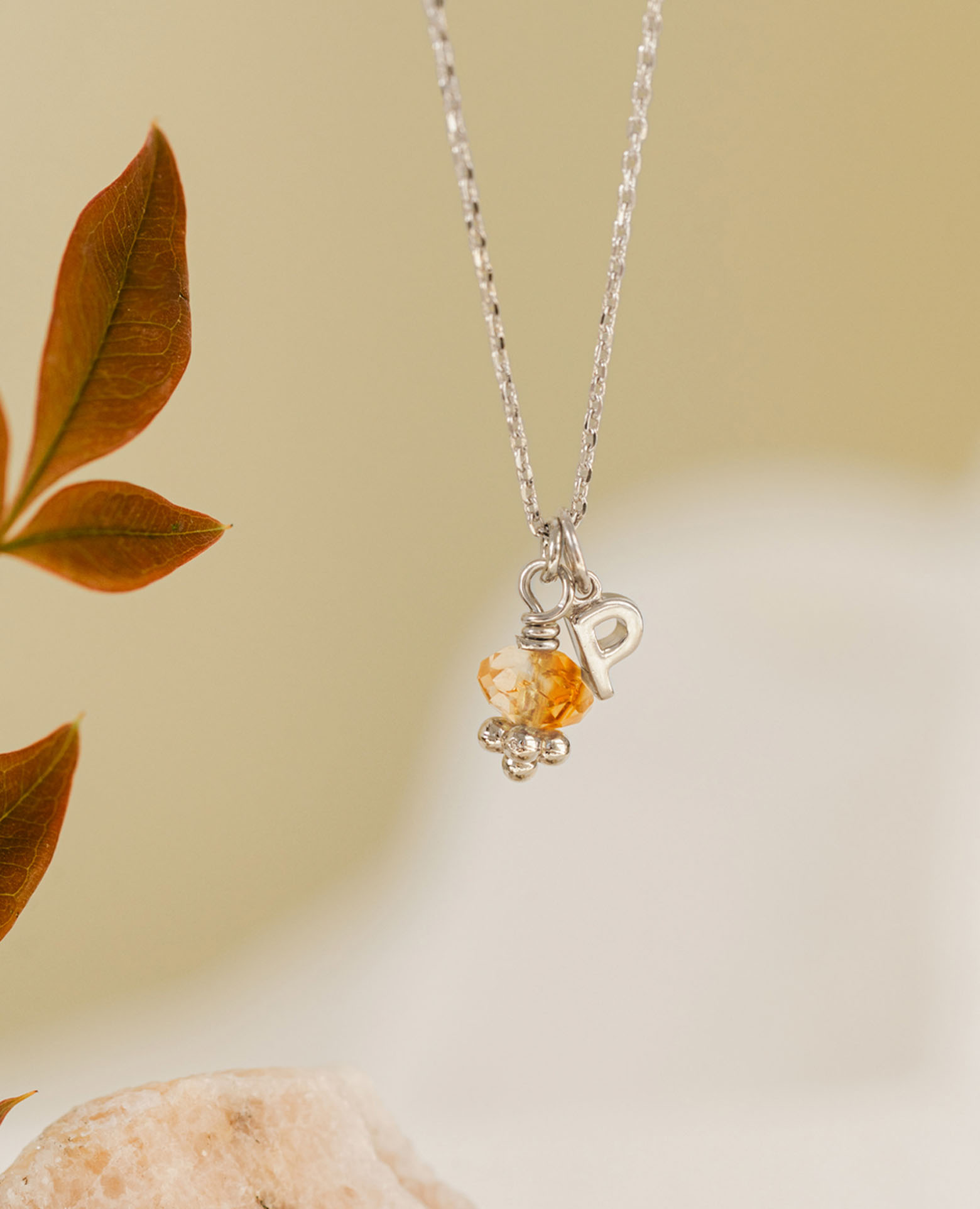Collier pierre de <i>Citrine</i> et initiale argen