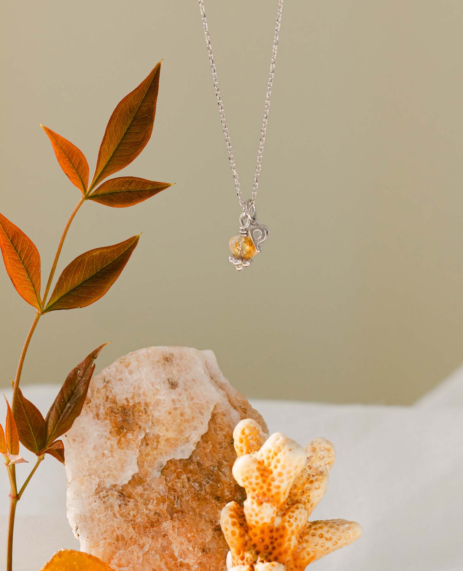 Collier pierre de <i>Citrine</i> et initiale argen