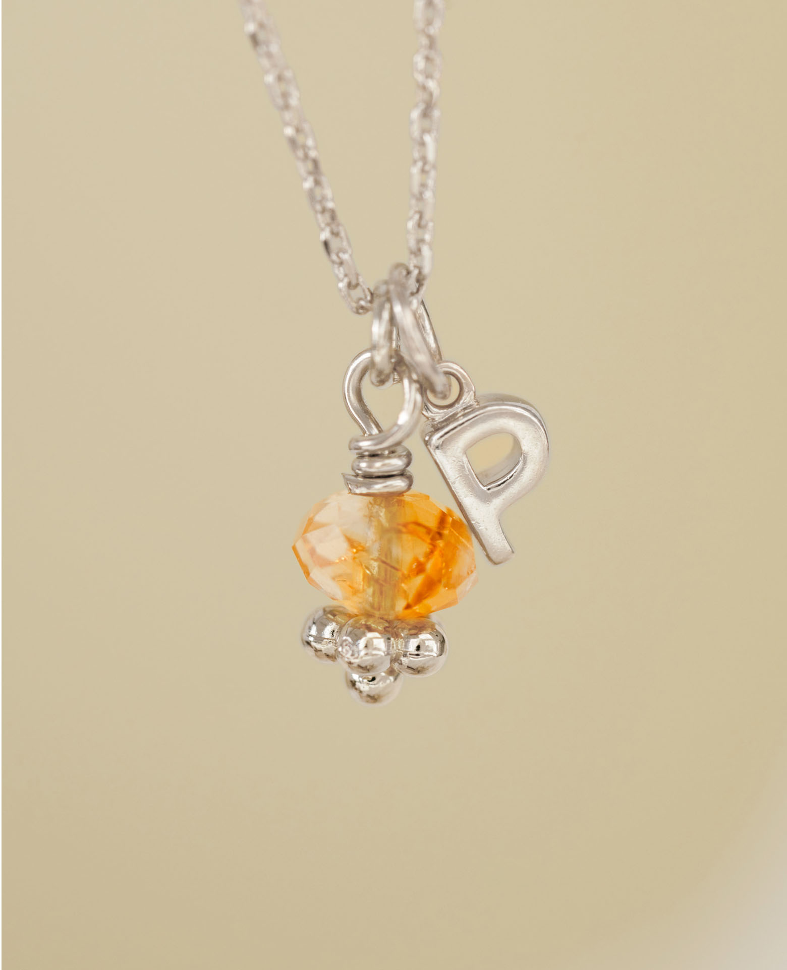 Collier pierre de <i>Citrine</i> et initiale argen