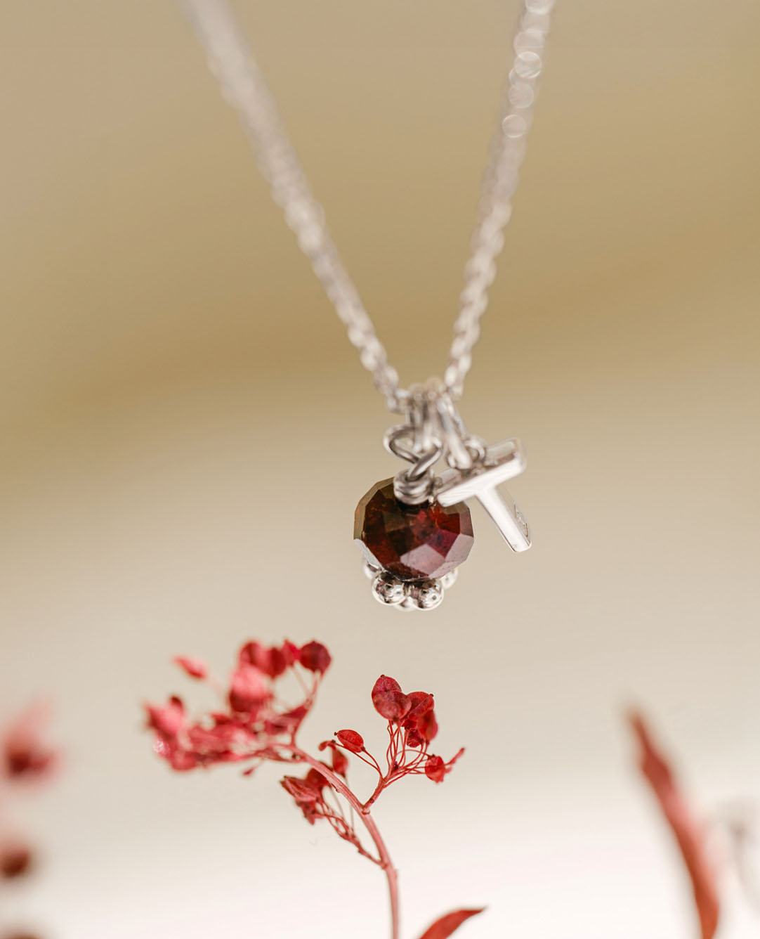 Pendentif personnalisé <i>Grenat</i> et initiale a