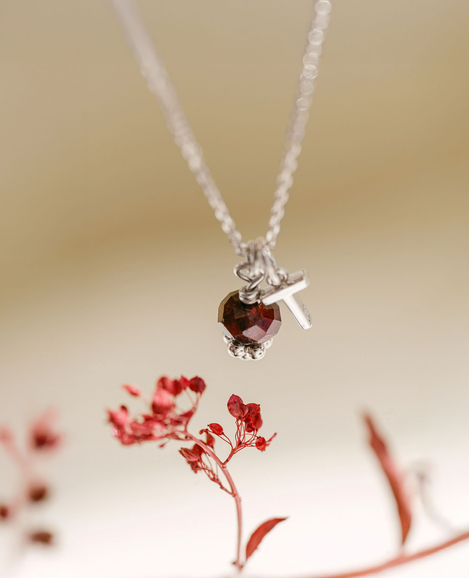 Pendentif personnalisé <i>Grenat</i> et initiale a