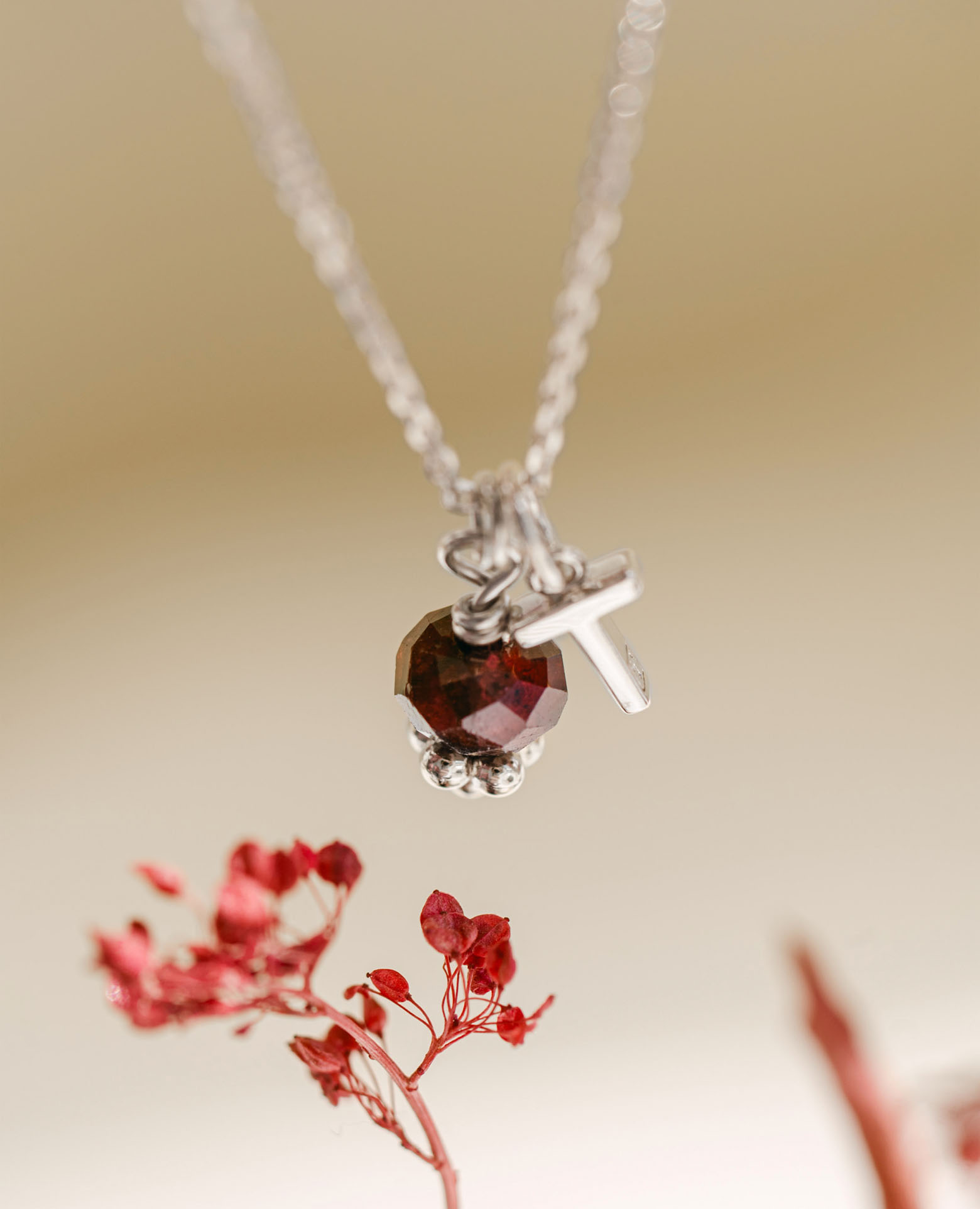 Pendentif personnalisé <i>Grenat</i> et initiale a