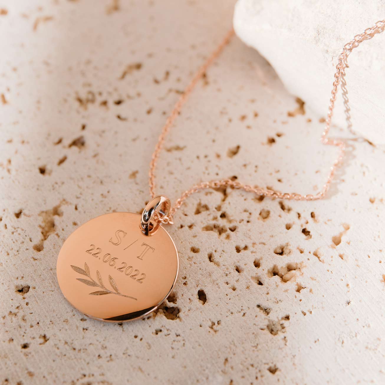 Collier bombé initiales date