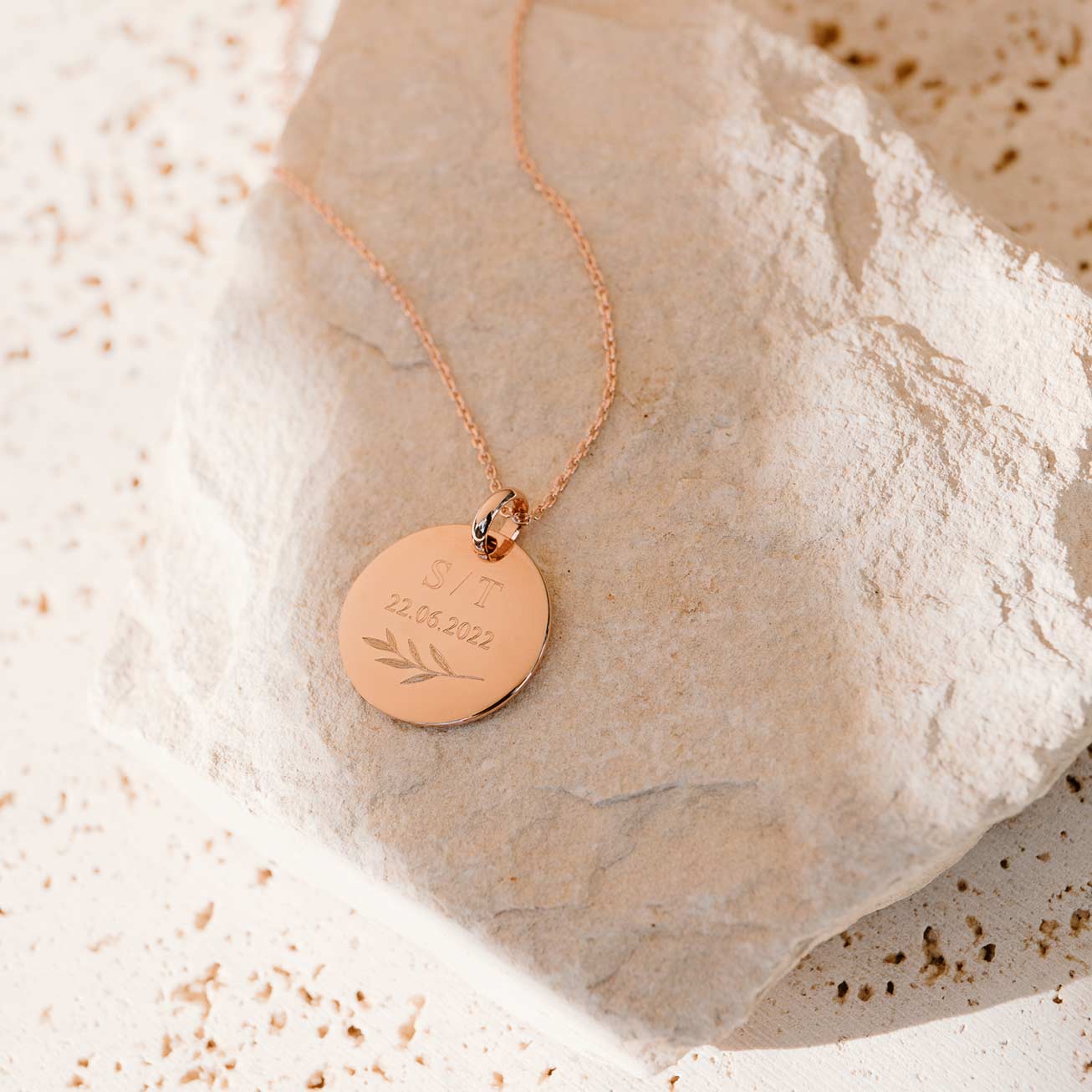 Collier bombé initiales date