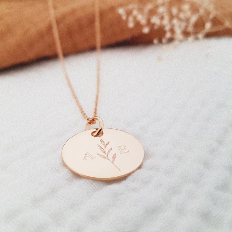 Médaille plate initiales feuillage