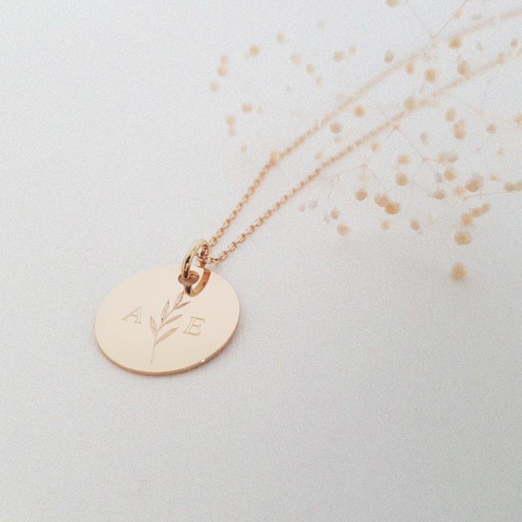 Médaille plate initiales feuillage