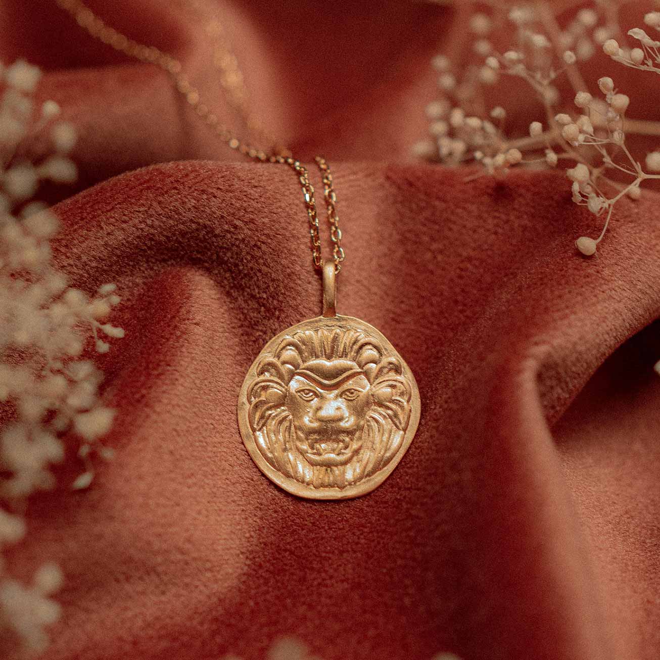 Collier médaille Lion