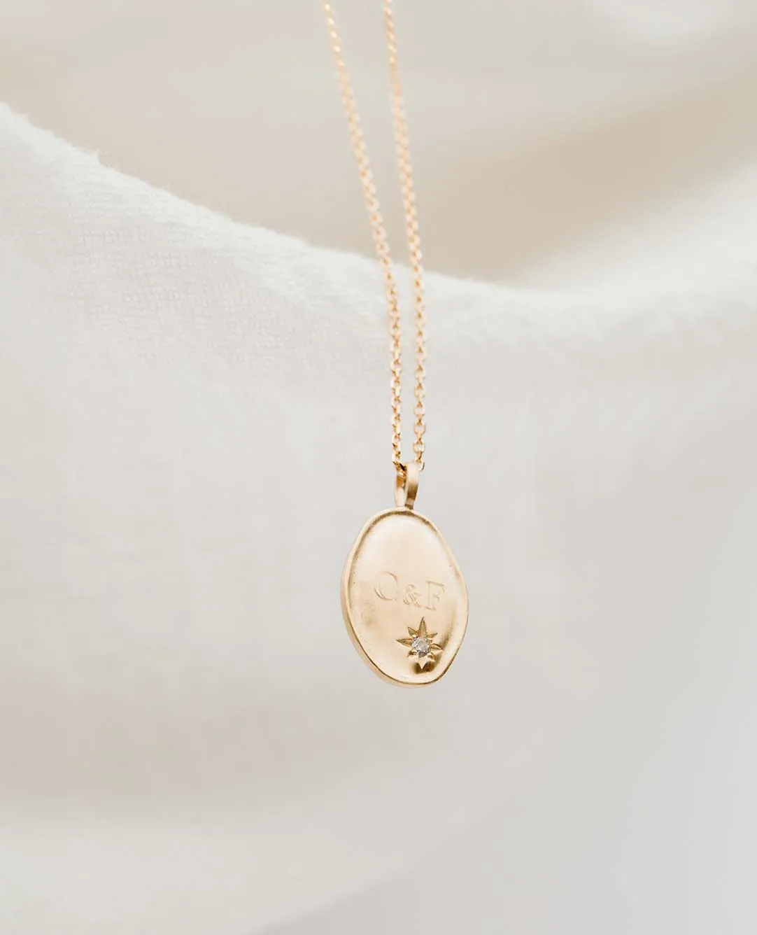 Médaille Inès brossée zircon initiales