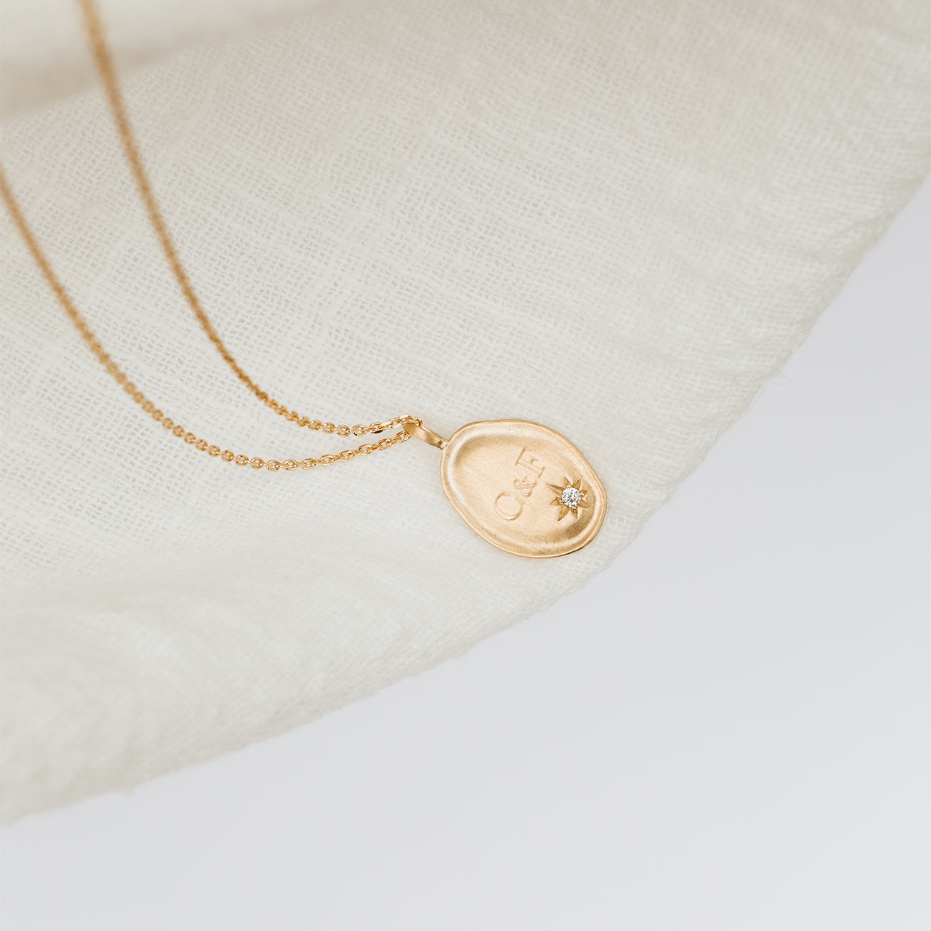 Médaille brossé zircon ovales initiales
