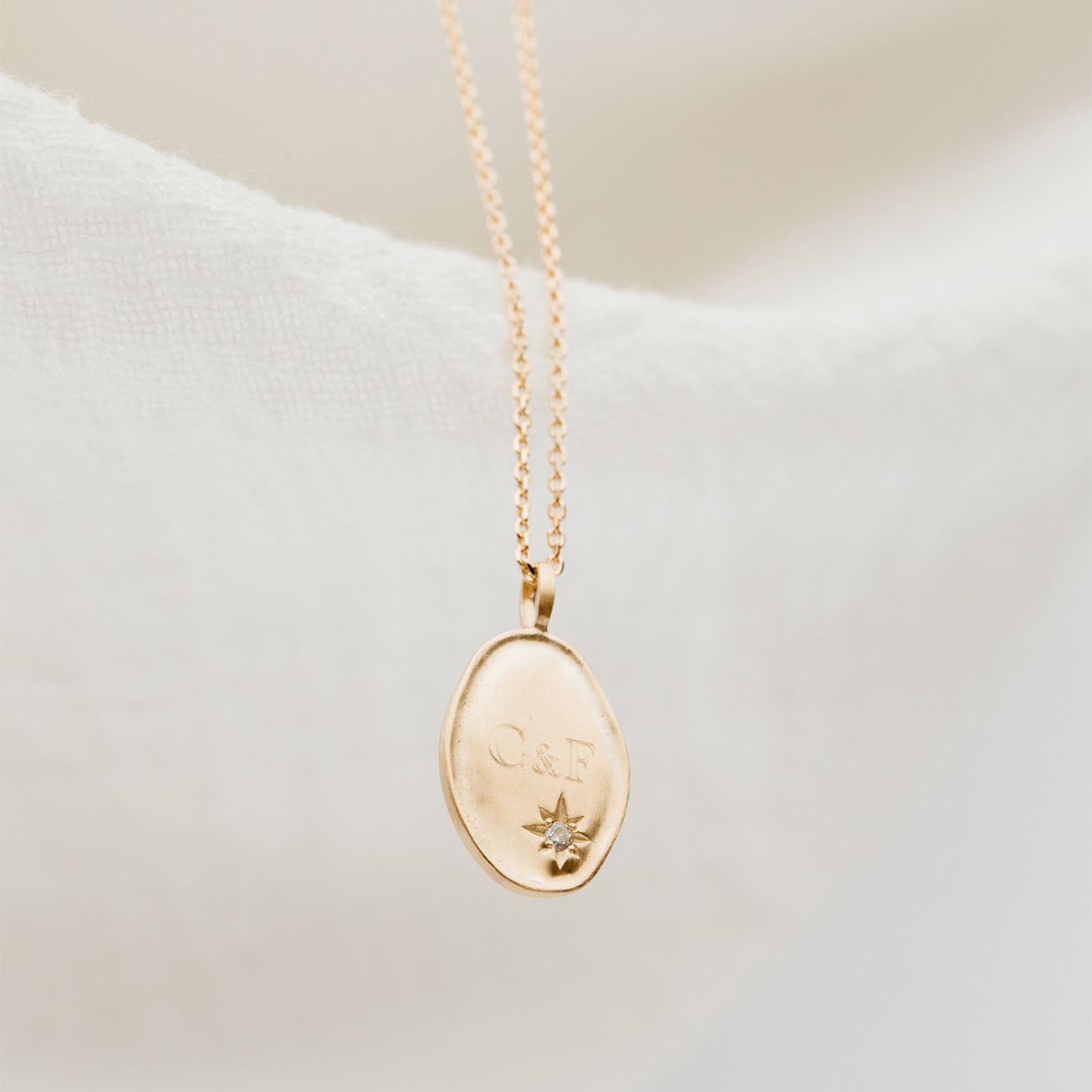 Médaille brossé zircon ovales initiales