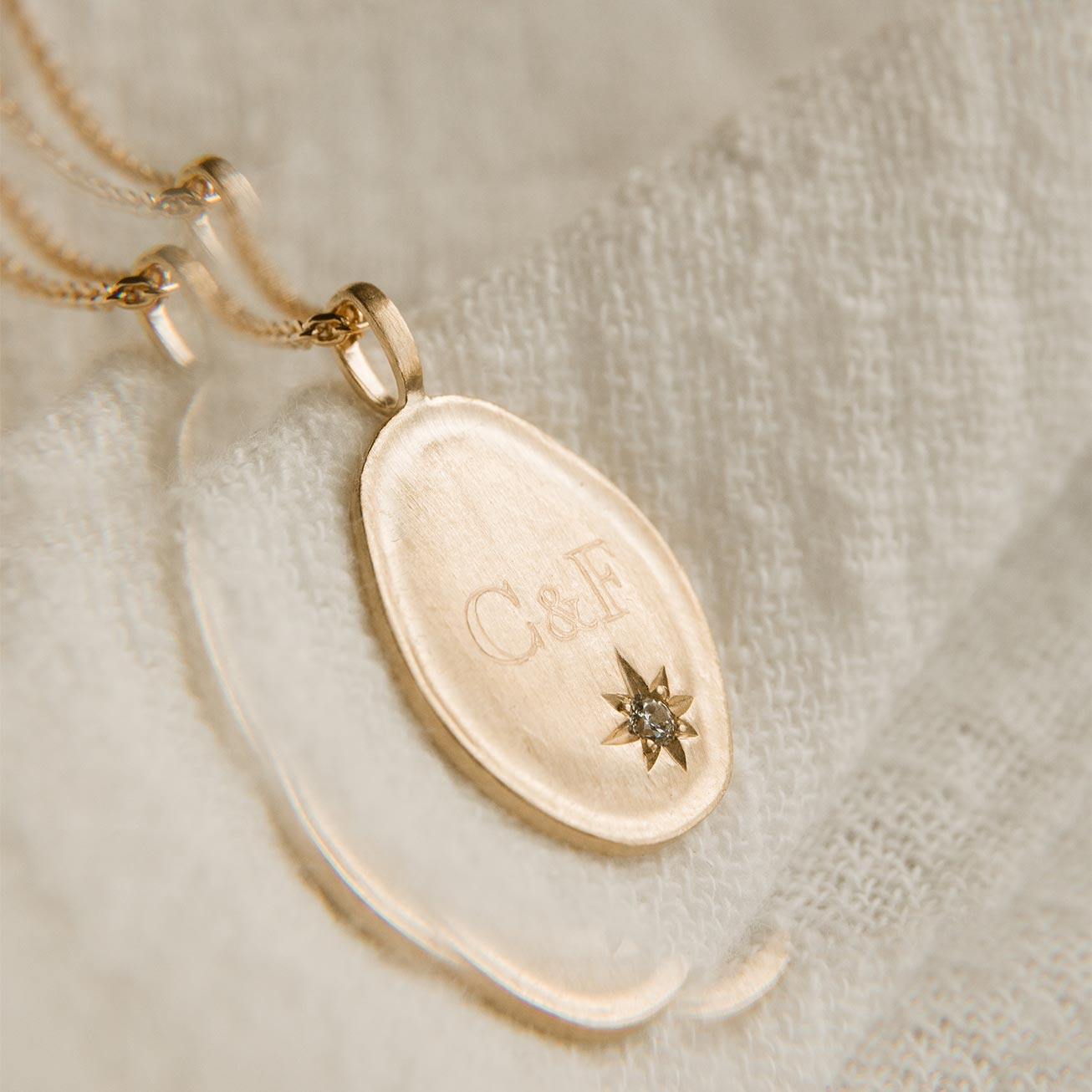 Médaille brossé zircon ovales initiales