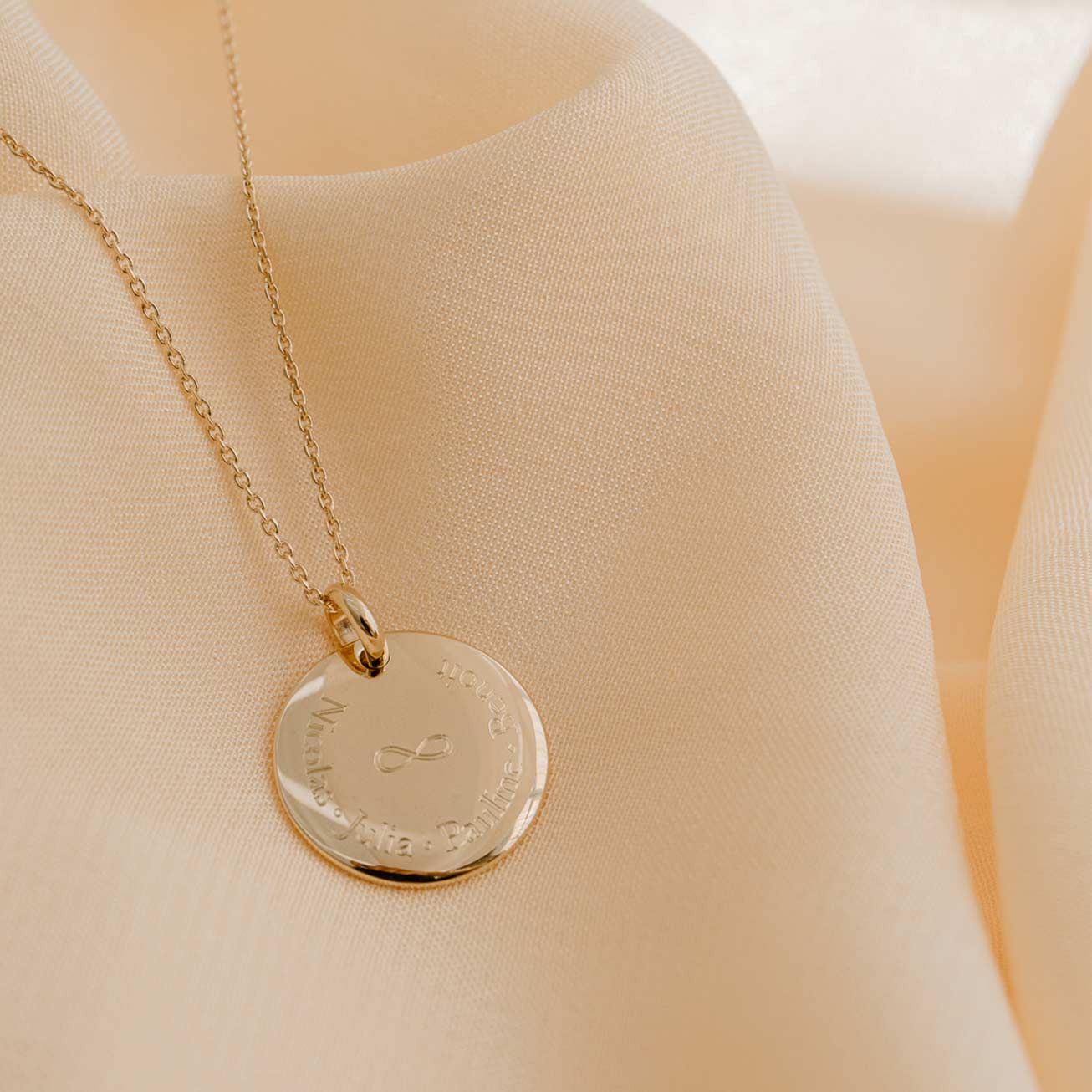 Collier médaille bombée infini plaqué or
