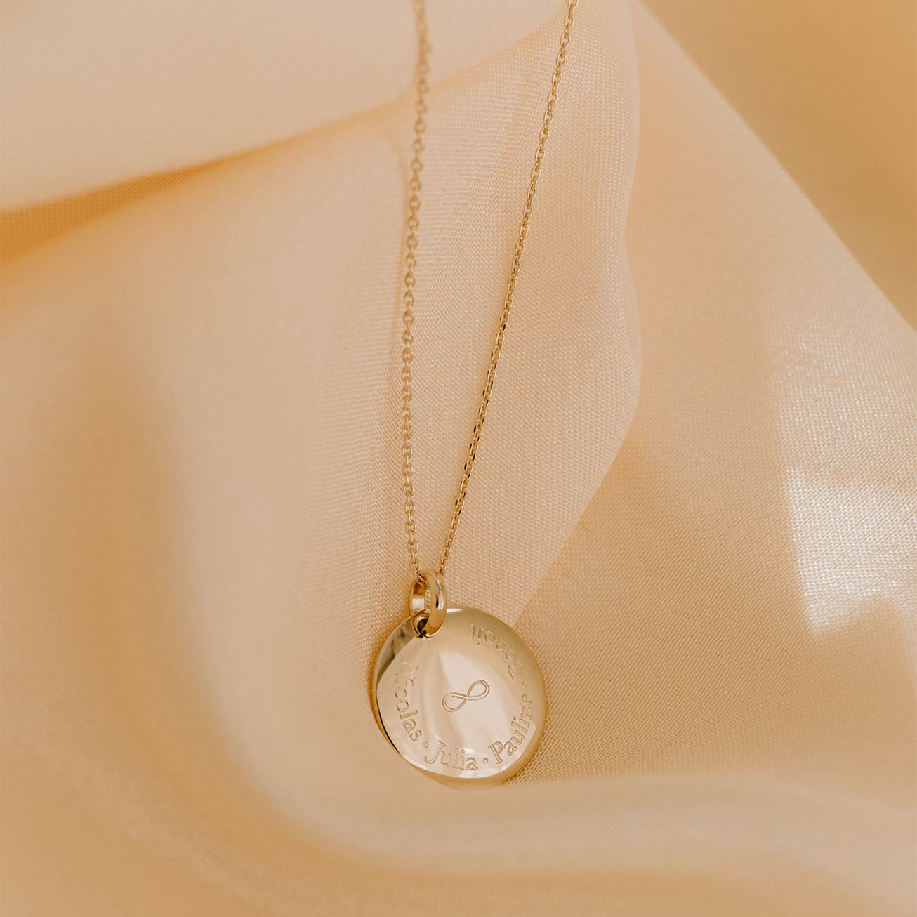 Collier médaille bombée infini plaqué or