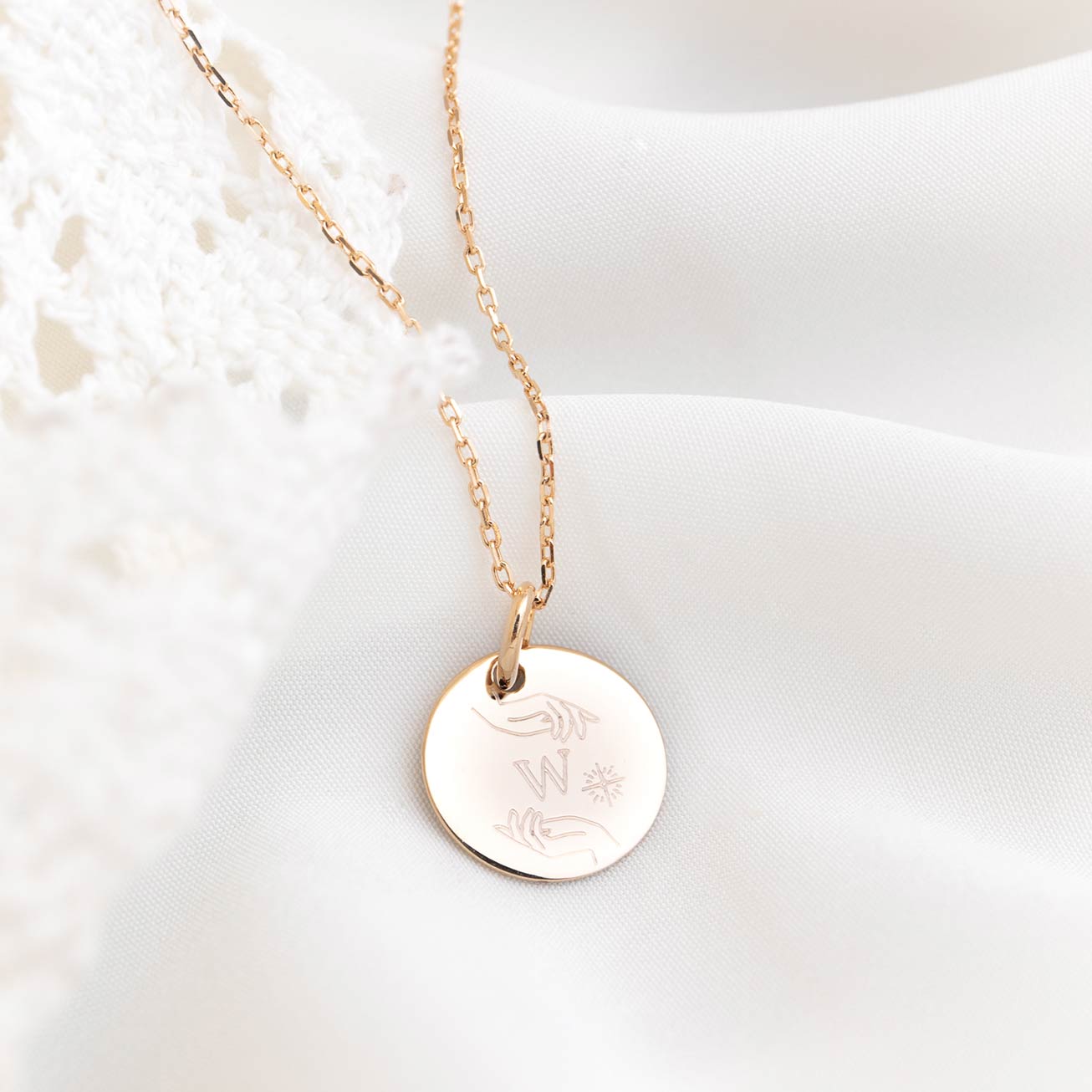 Médaille bapteme initiale mains