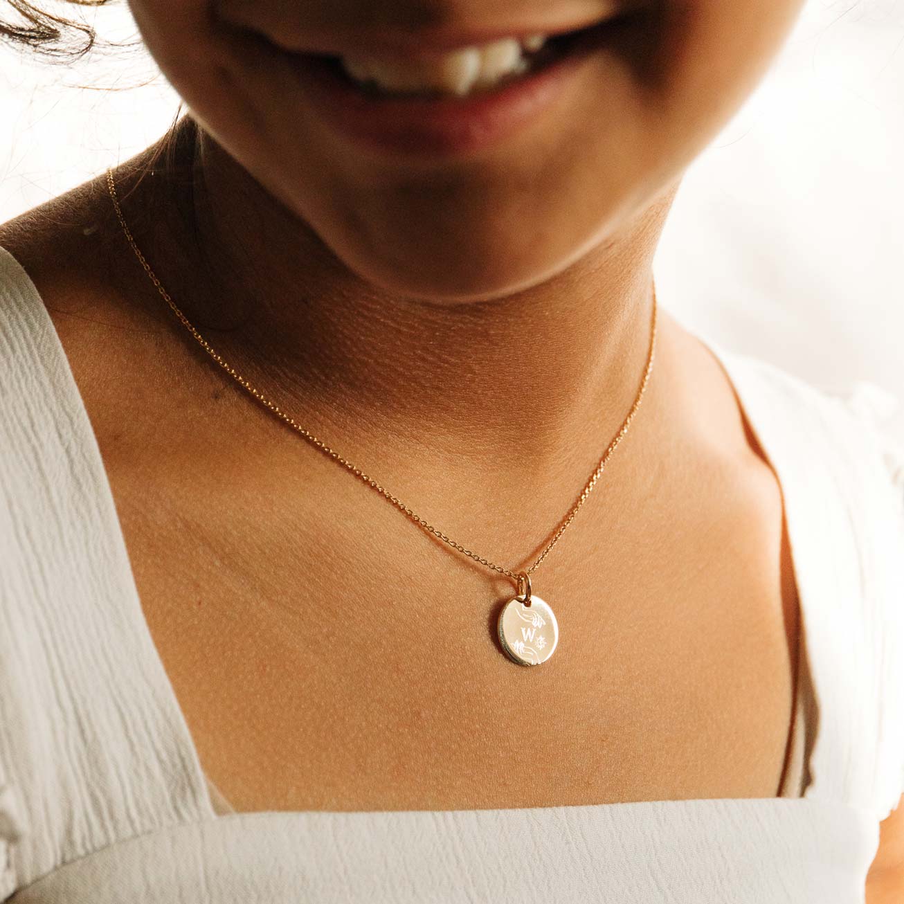Médaille bapteme initiale mains