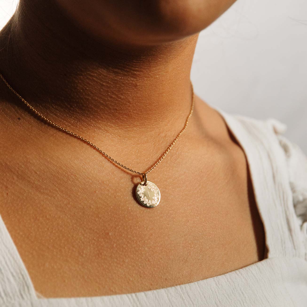 Médaille baptême couronne de fleurs et sa croix