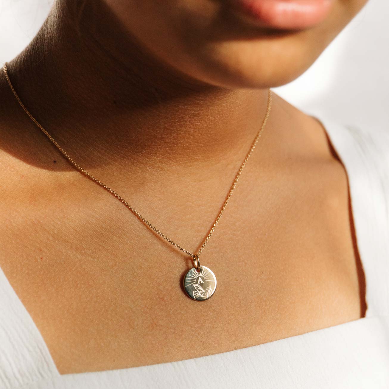 Médaille de baptême colombe personnalisée <i>lumiè