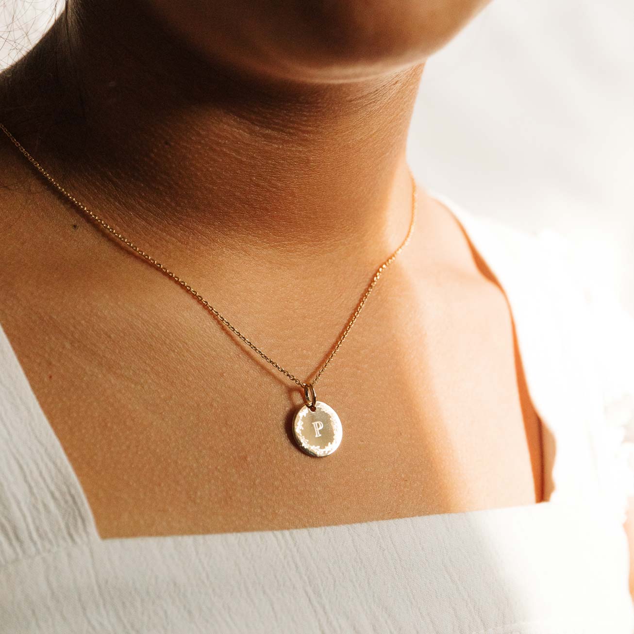 Médaille bapteme personnalisée couronne feuille in