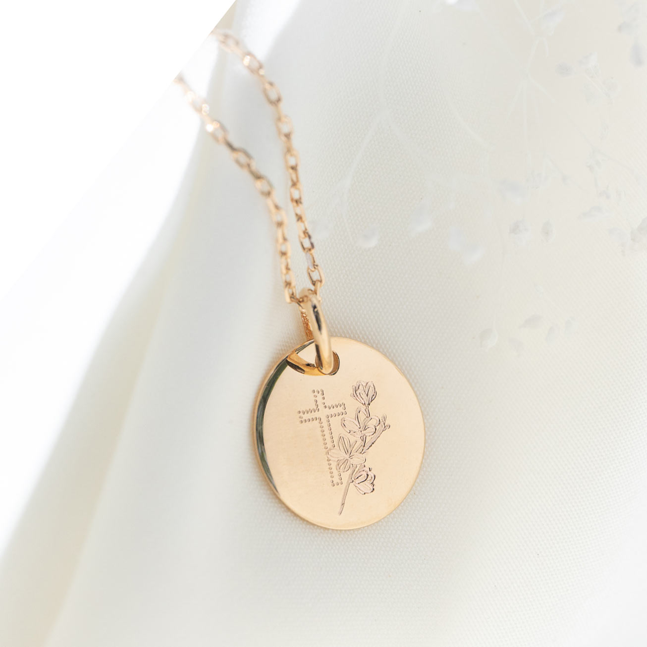 Médaille bapteme croix branche fleurie