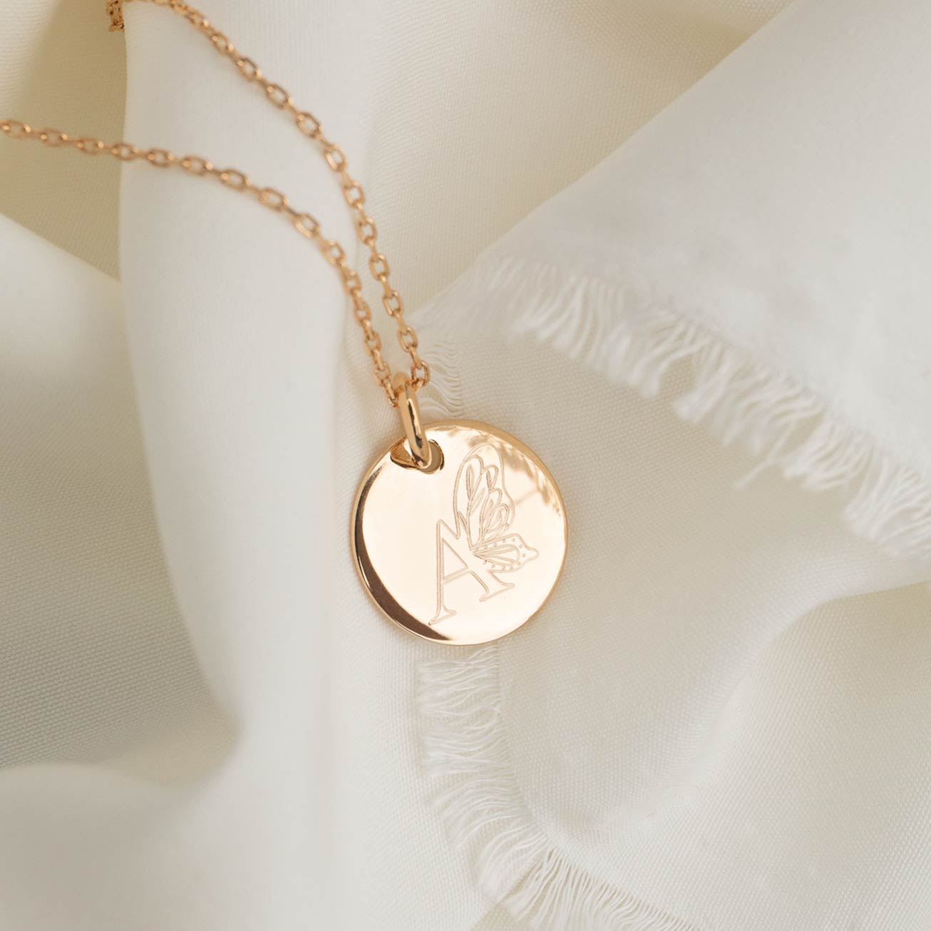 médaille bapteme personnalisée lettrine papillon