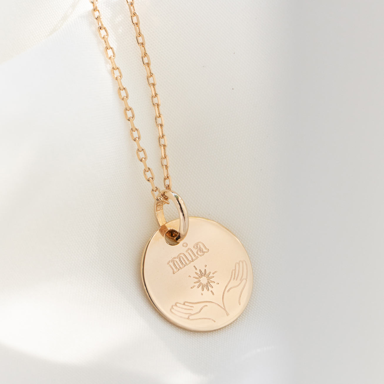 Médaille de bapteme mains tendues prénom (double m
