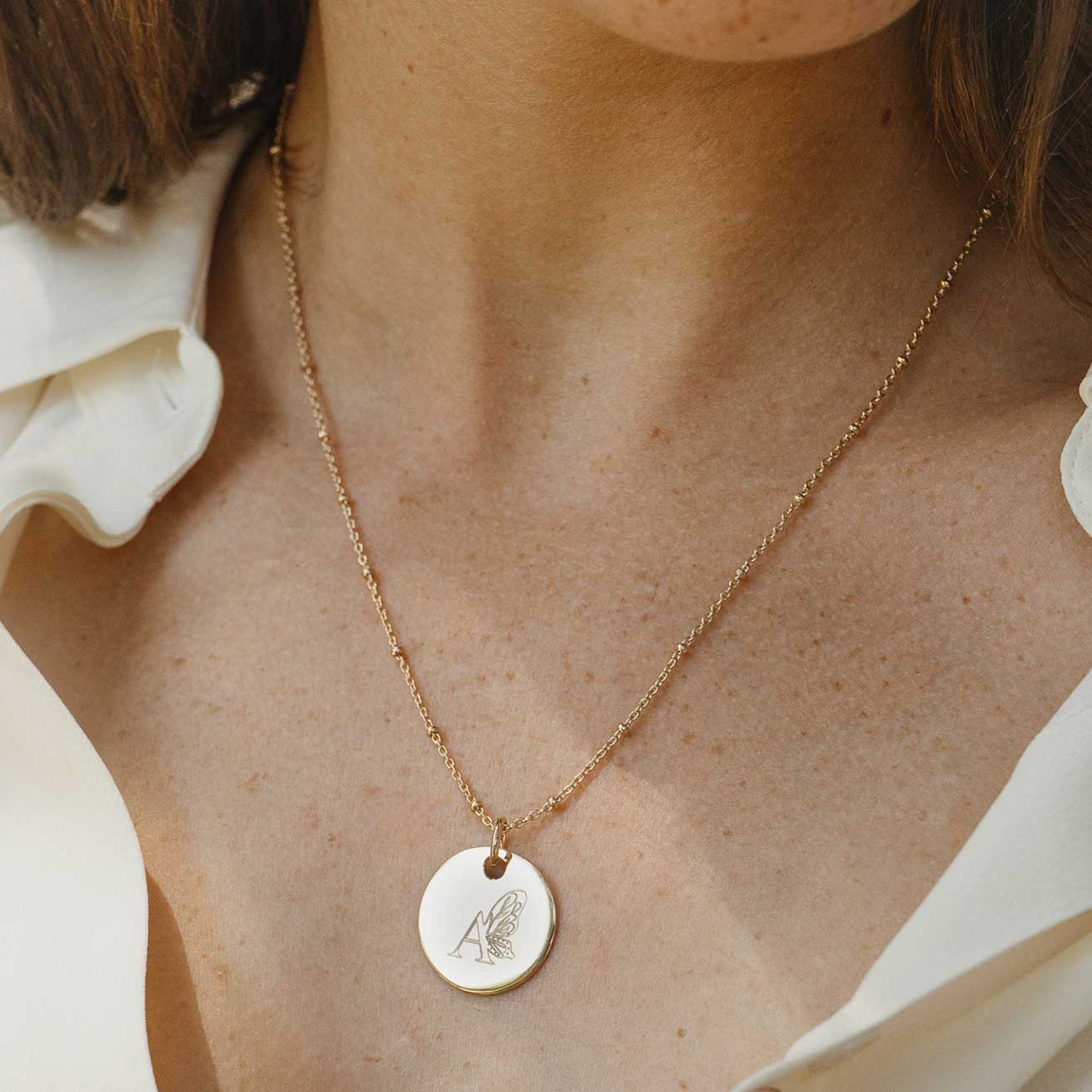 Médaille personnalisée lettrine papillon 20mm