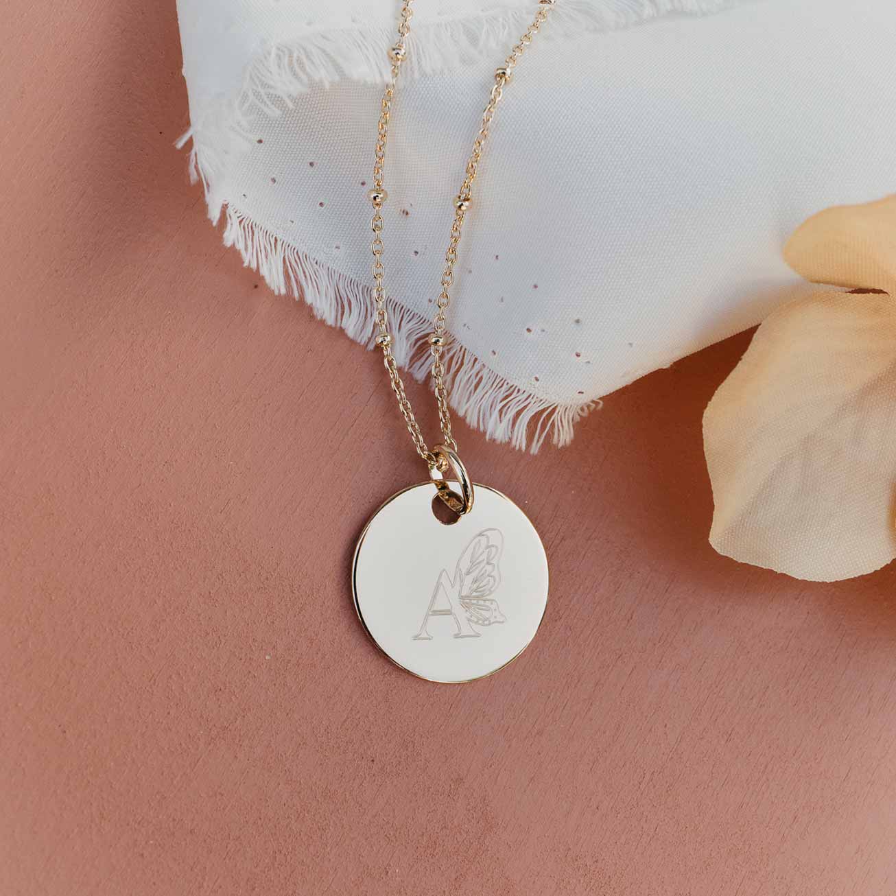 Médaille personnalisée lettrine papillon 20mm