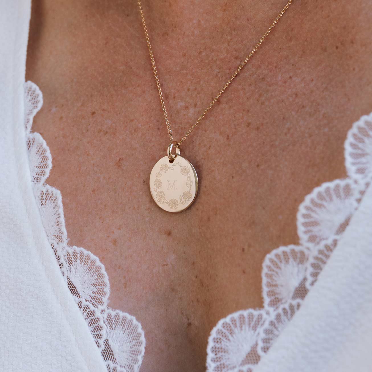 Collier bombé couronne initiale plaqué or